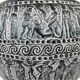 Vase orné de frises d'inspiration antique.