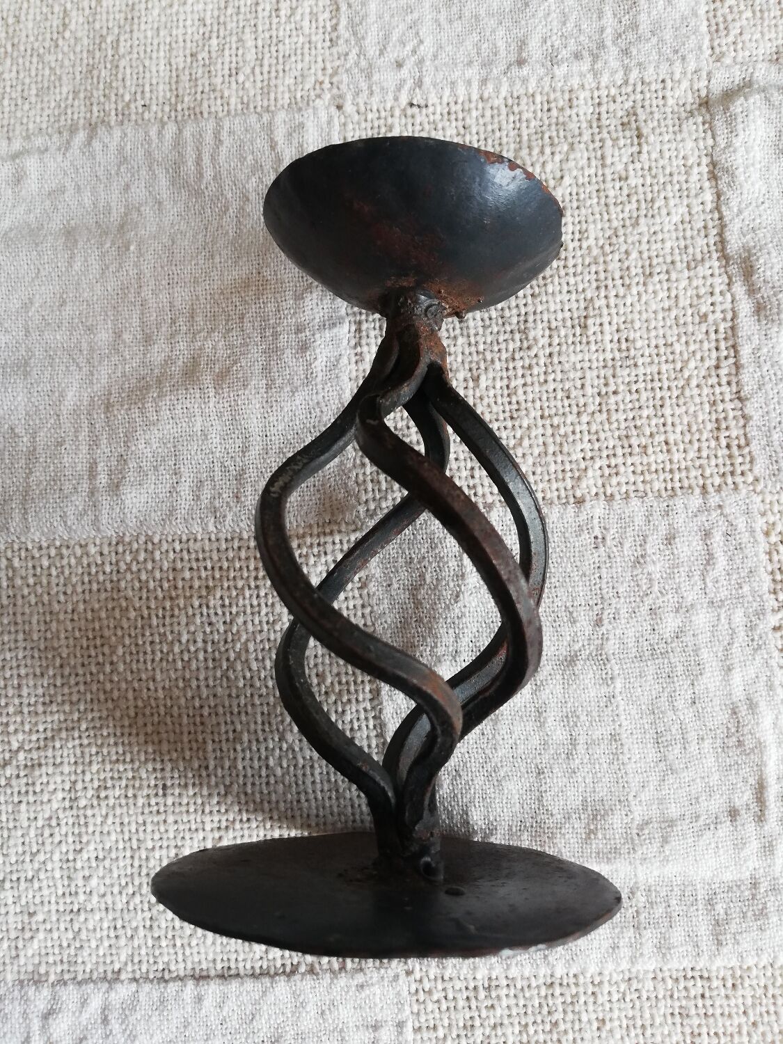 Rusty twisted candle holder for round candles