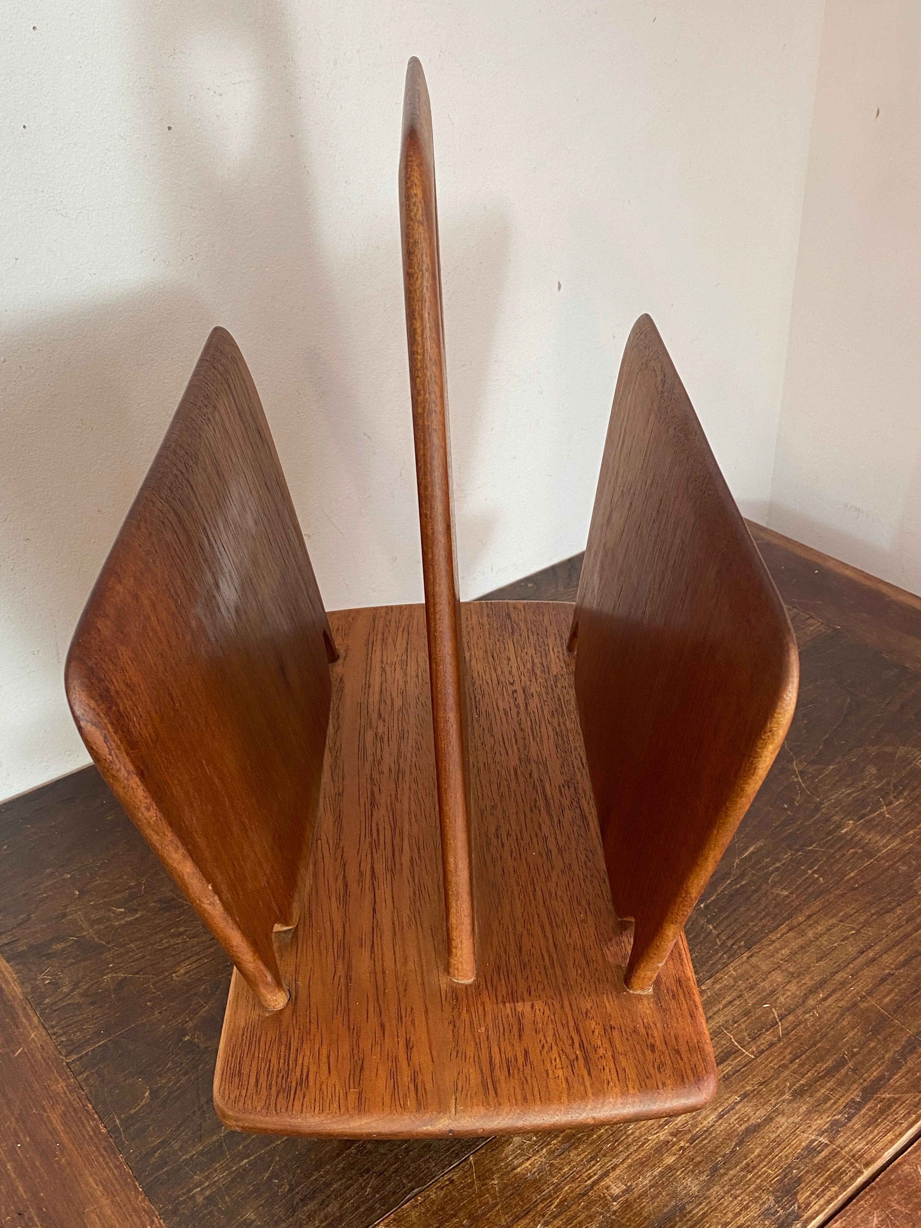 Magazine rack, in oak, by Pierre Cruège