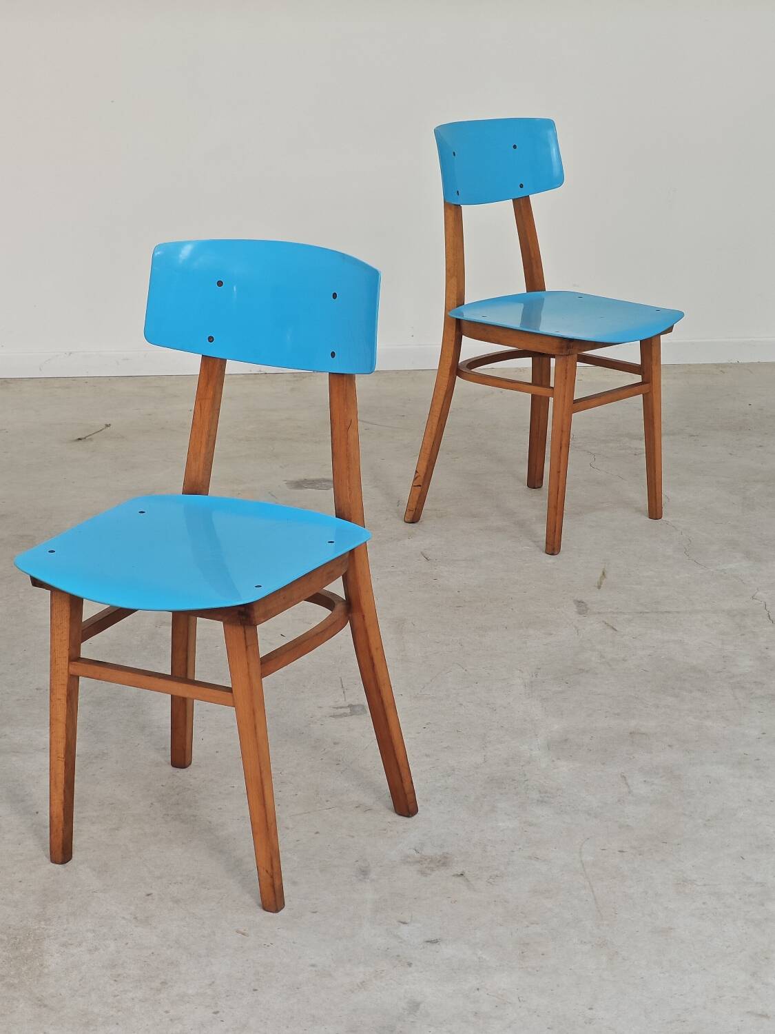 Pair of wooden and plastic chairs Ton Bystrice Thonet