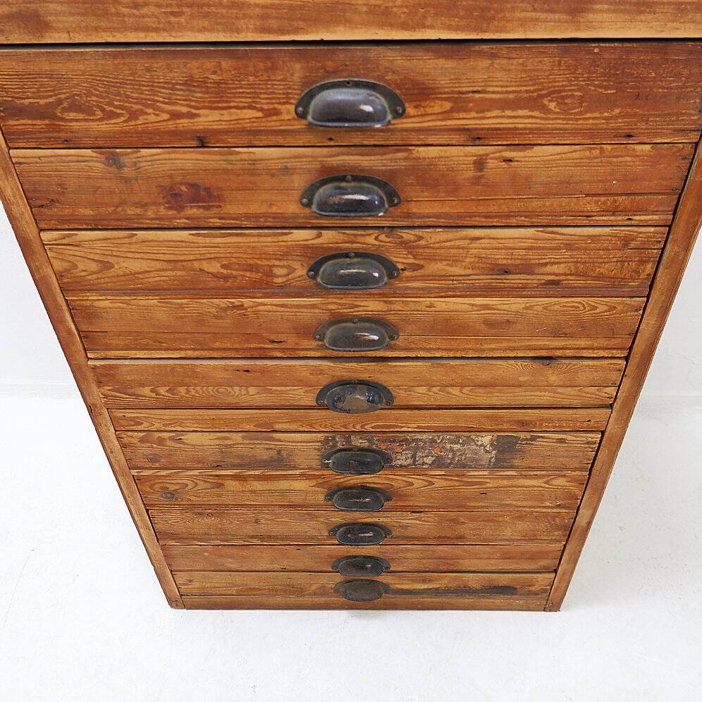 Industrial workshop furniture in pine with 10 drawers, circa 1940.