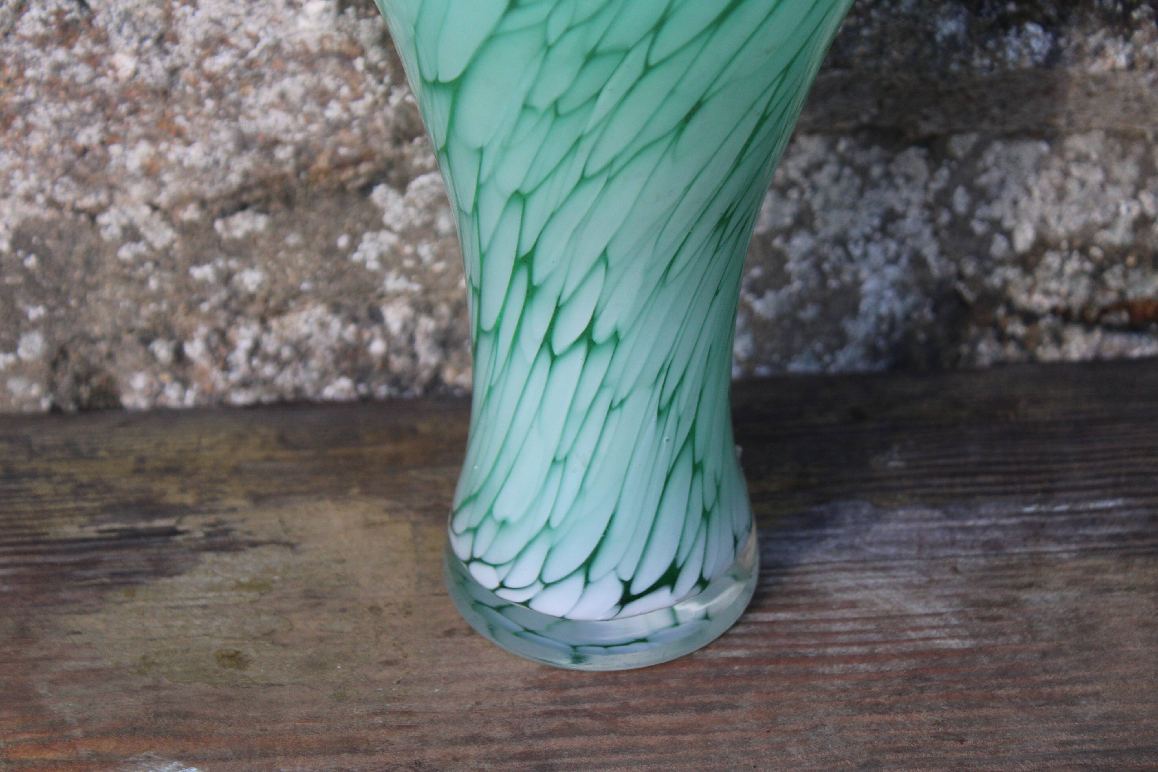 Cruche en verre soufflé vert émeraude – H32 cm x L10 cm