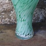 Cruche en verre soufflé vert émeraude – H32 cm x L10 cm