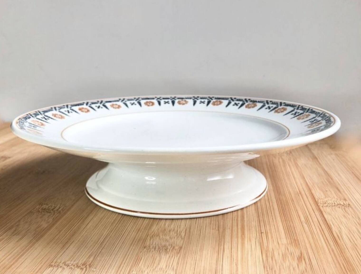 Footed plate, Iron earth, Saint-Amand