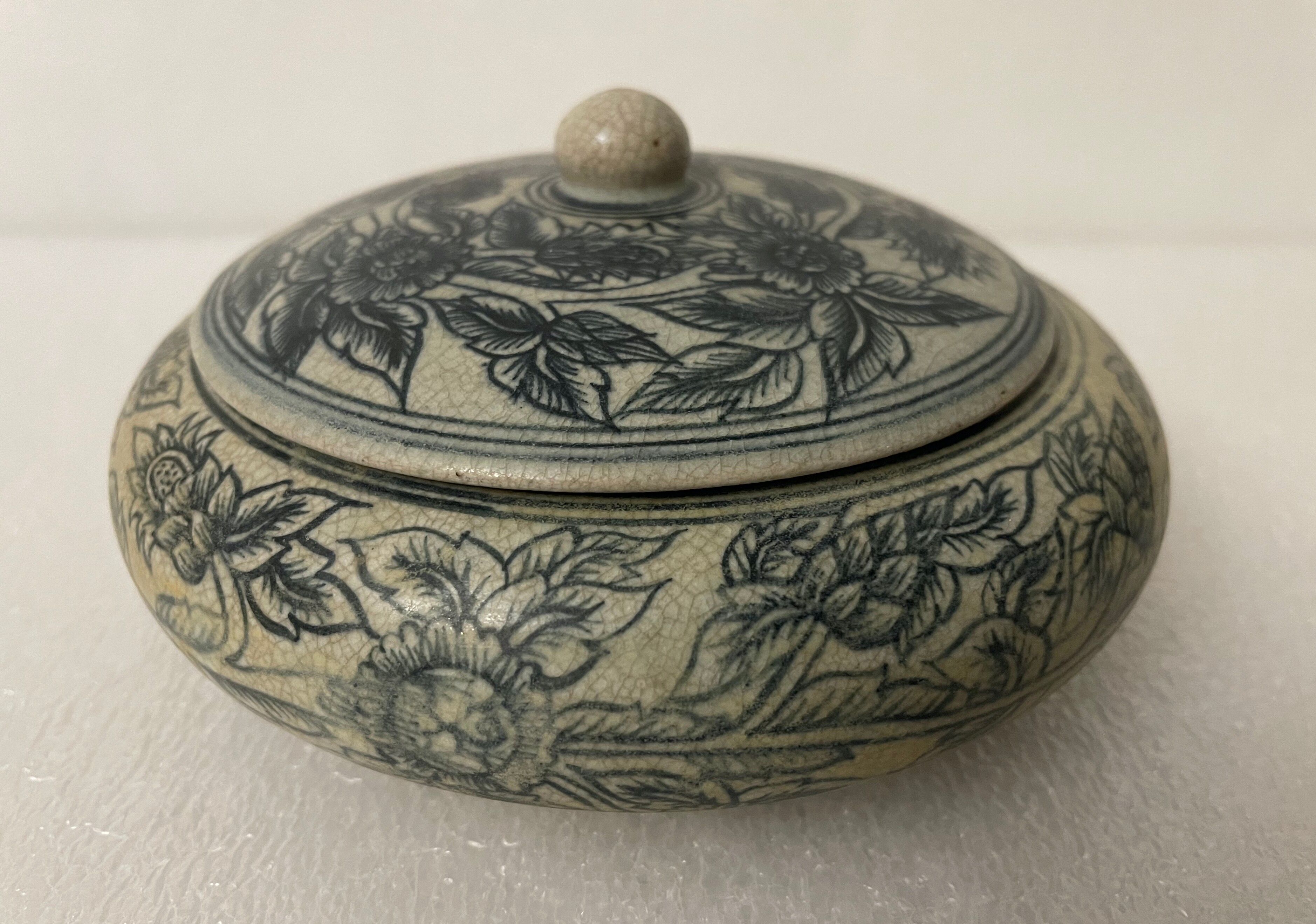 Box of Vietnam later Le dynasty XV or XVI