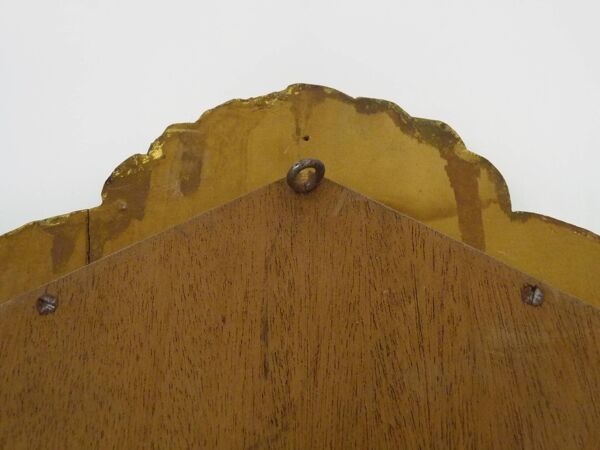 Ancien miroir mural en bois et stuc doré à décor de coquillage, miroir à fronton style Louis XV