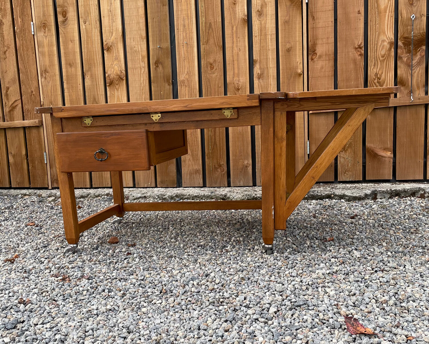 Extendable wooden desk with drawer