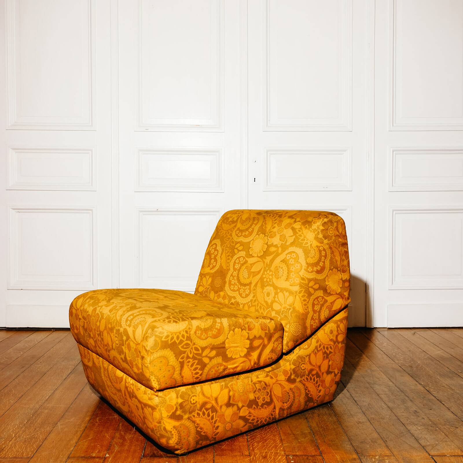 Chauffeuse convertible en tissu floral, circa 1970