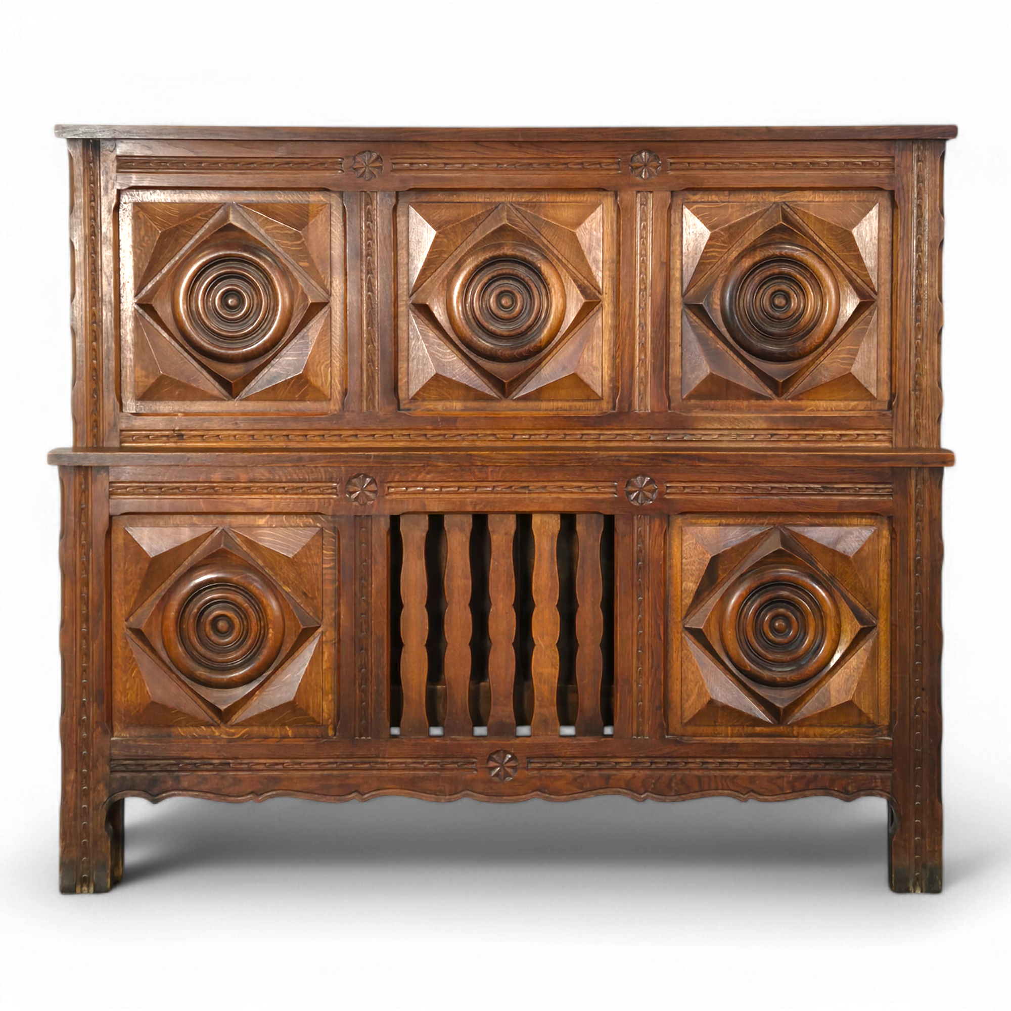 Lit en chêne massif sculpté