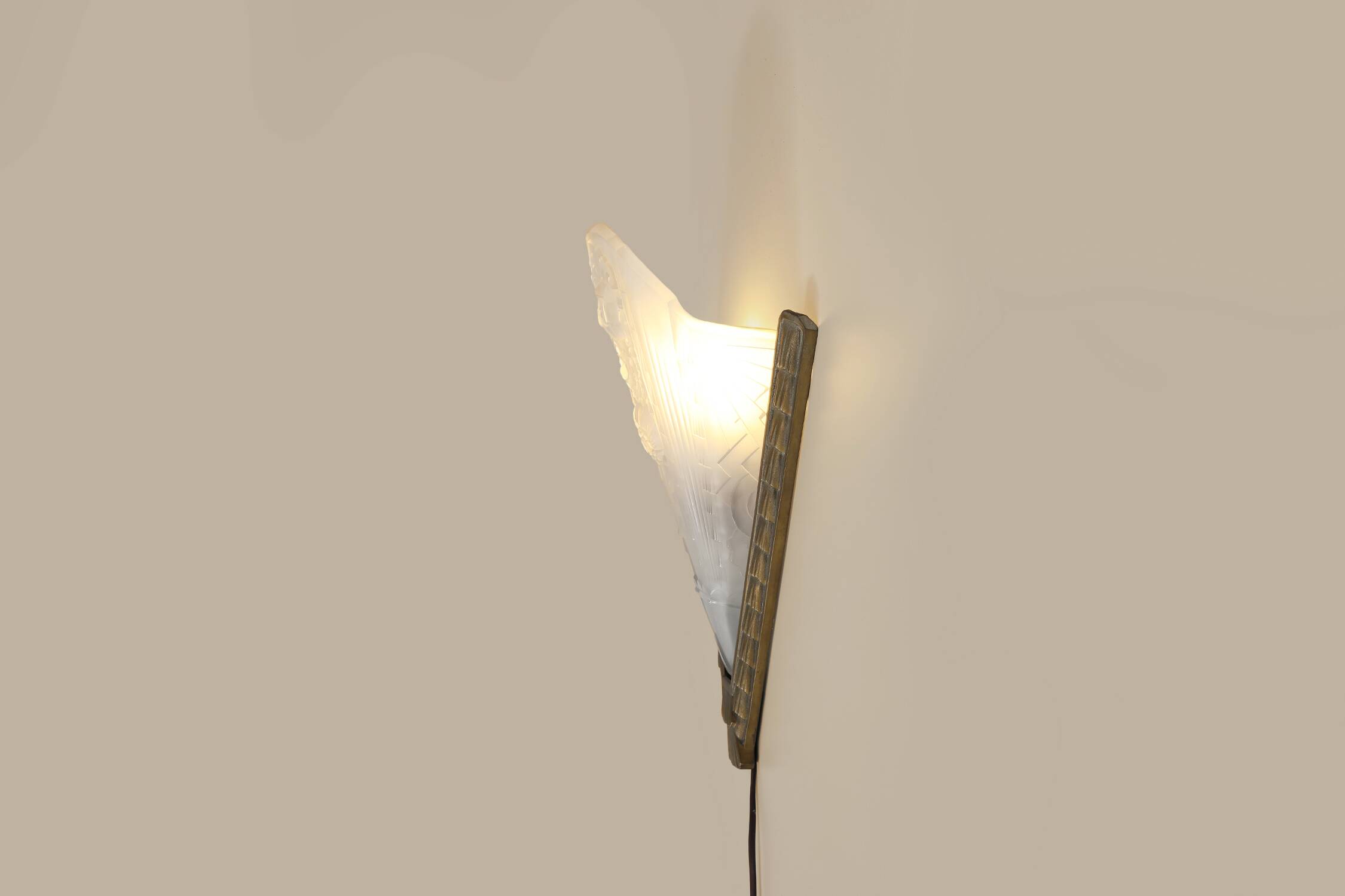 French Art Deco wall scone with frosted molded-pressed glass shade, 1920s
