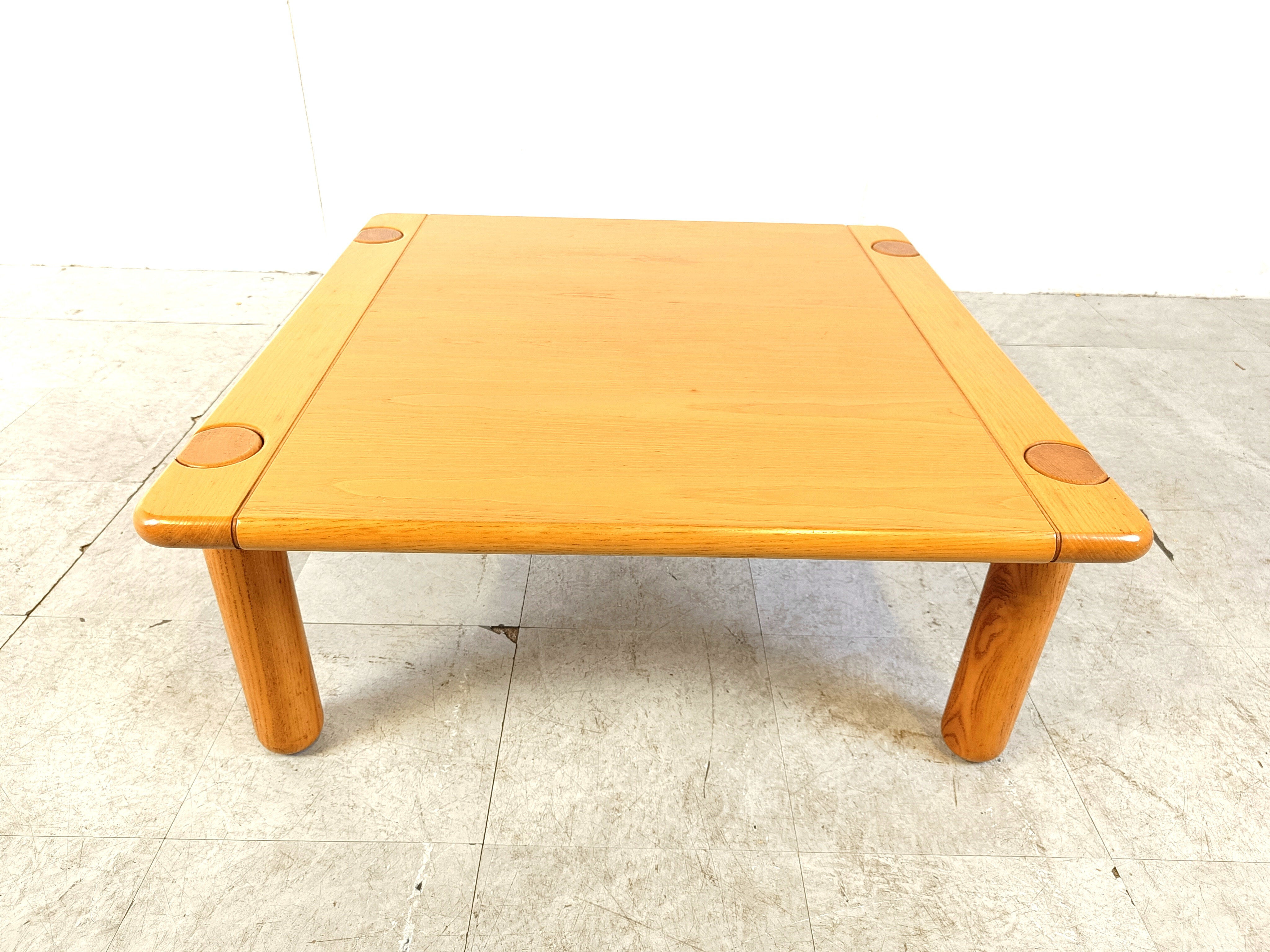 Copie de table basse en bois de style mid-century, années 1970.