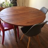 Round table in cherry