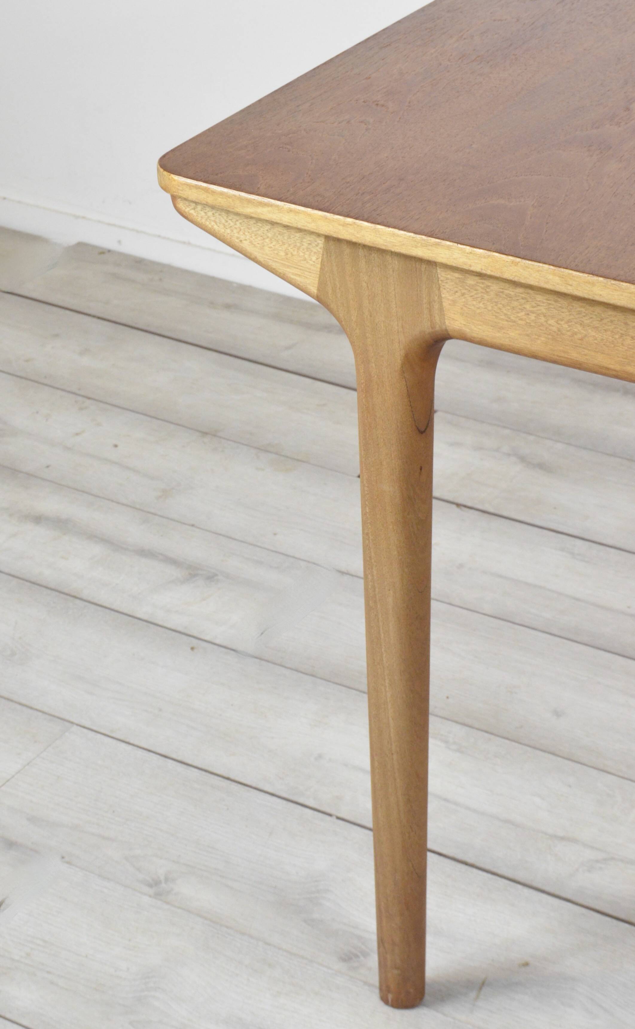 Table extensible années 50 en teck magnifique. Moderne/Rétro