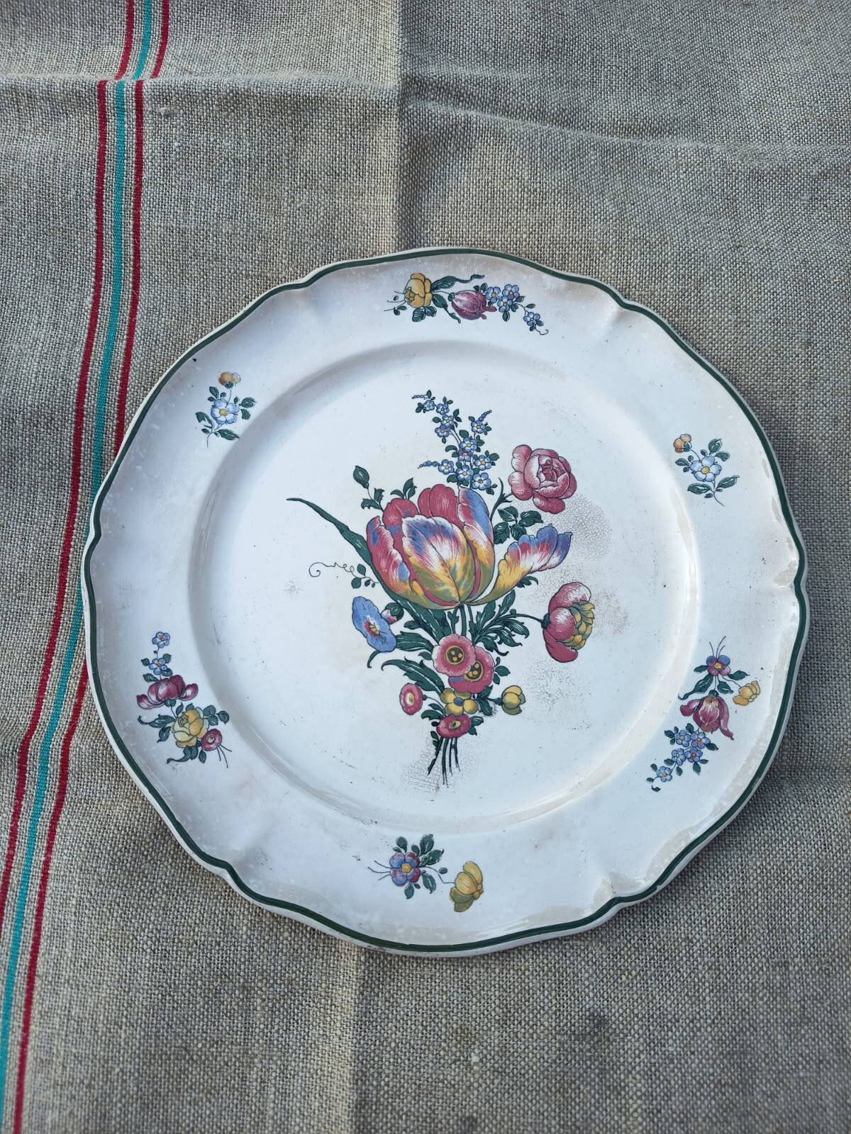 2 dessert plates