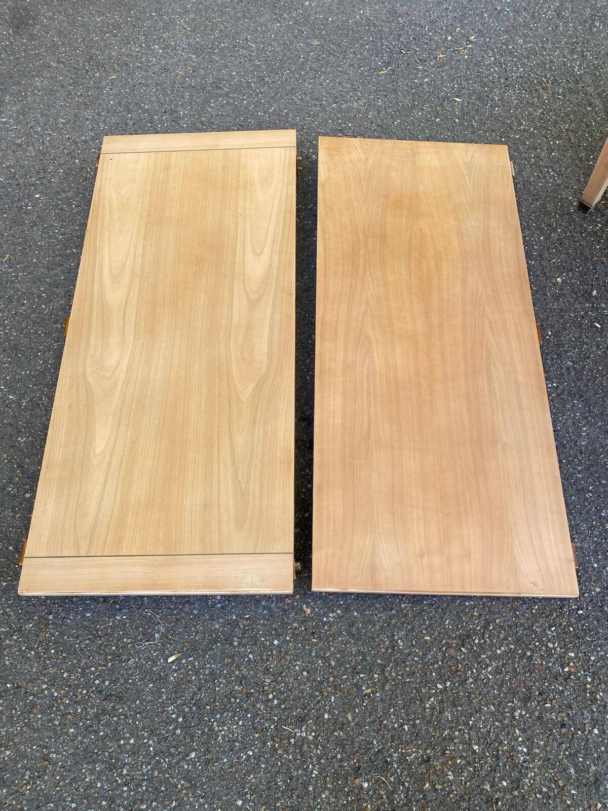 Table ronde extensible style Directoire rénovée en bois clair  avec 2 rallo