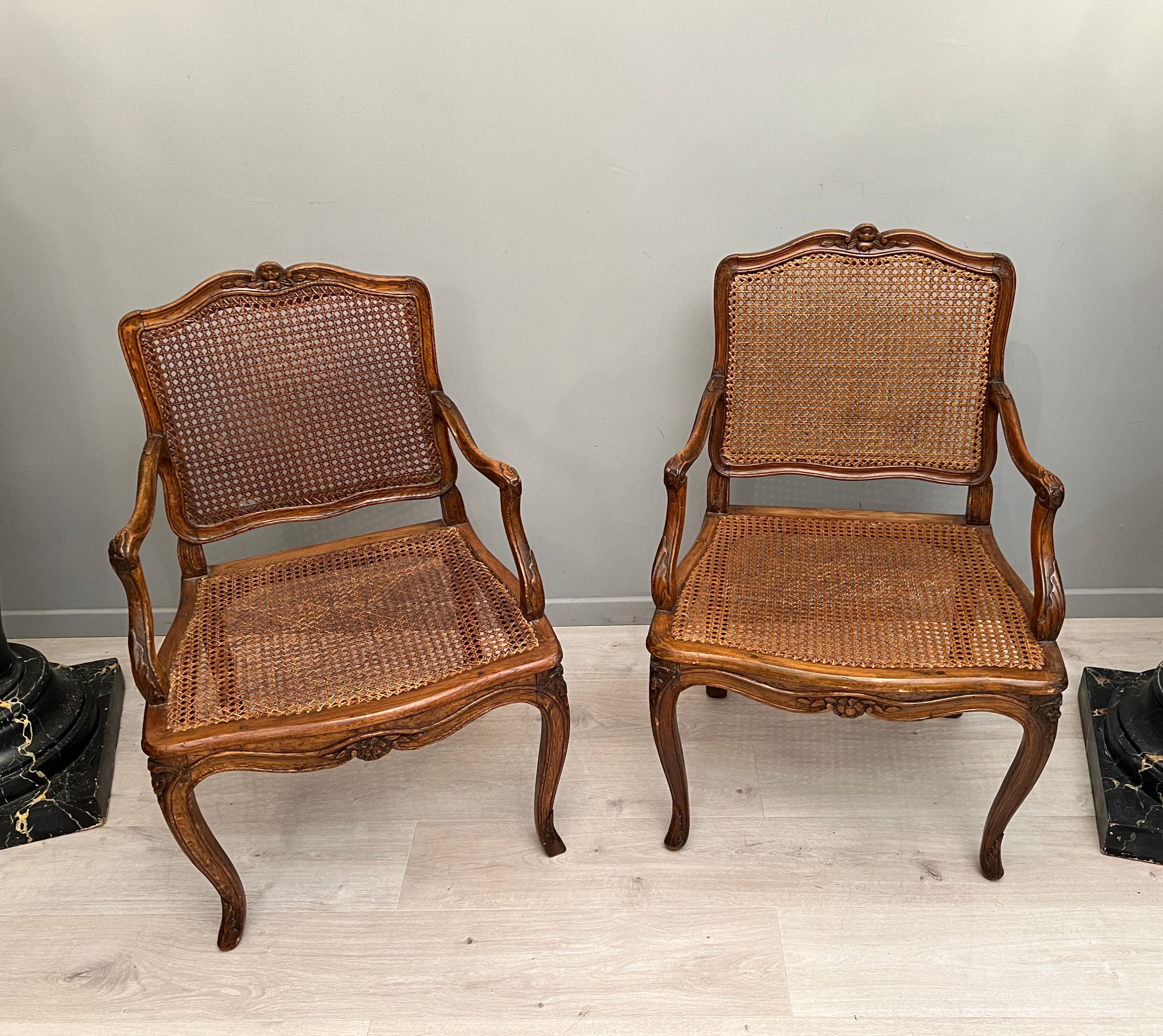 Paire de fauteuils cannés moulures et sculptes d'epoque régence