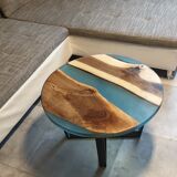 Table basse en bois et résine