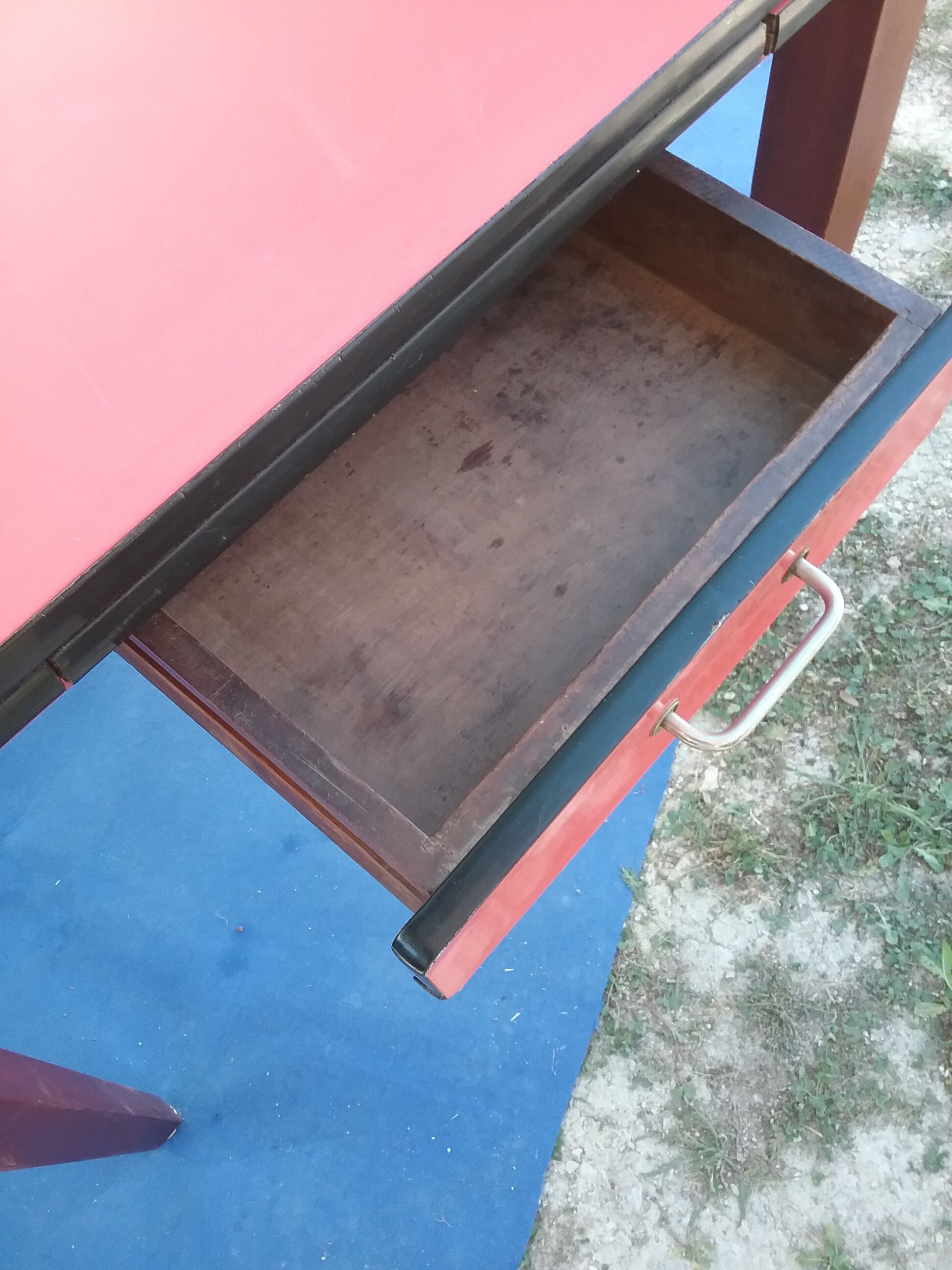 Table in red formica