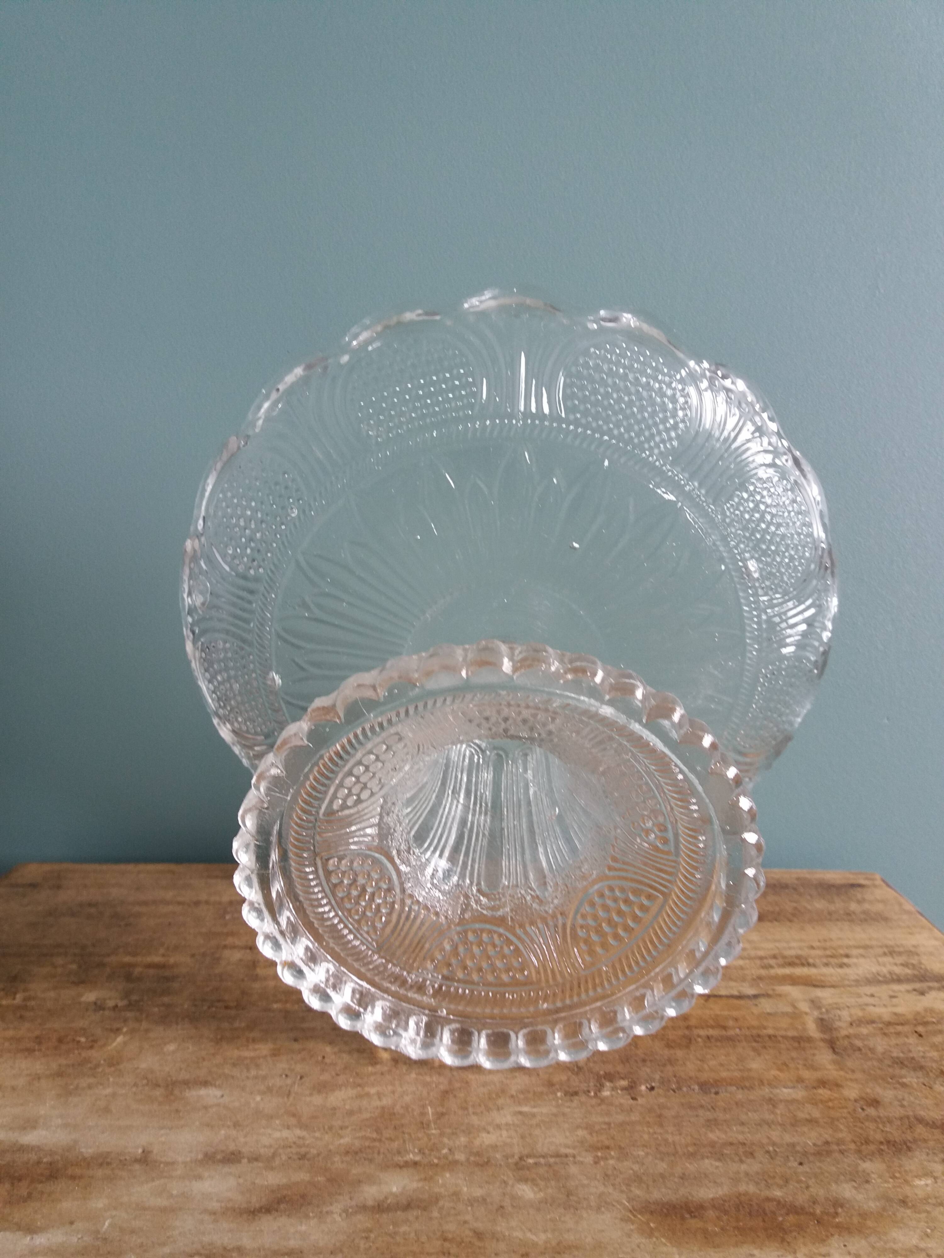 Presentation dish on pedestal cake display