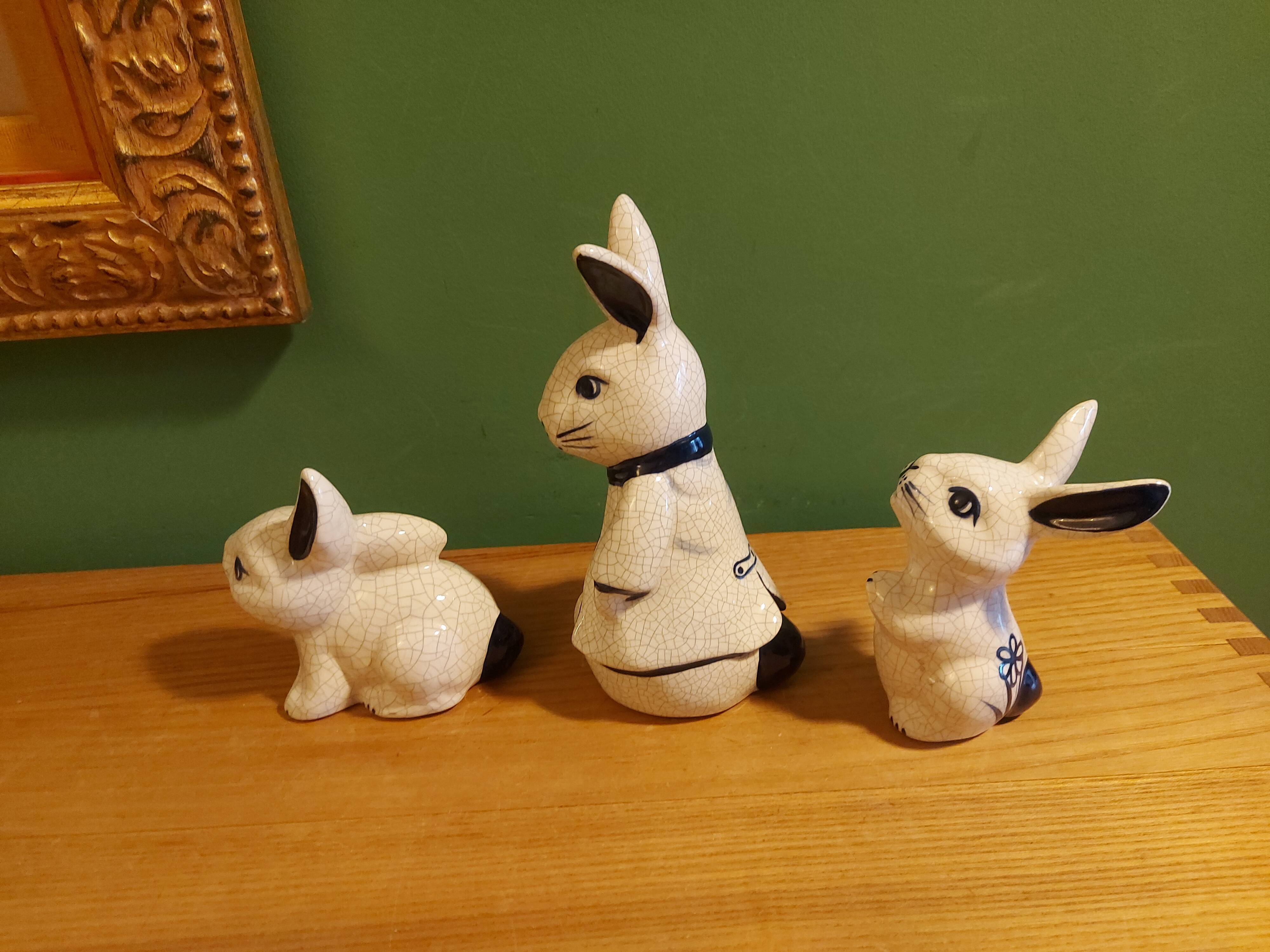 3 lapins en céramique craqelée  , poterier Dedham , Usa