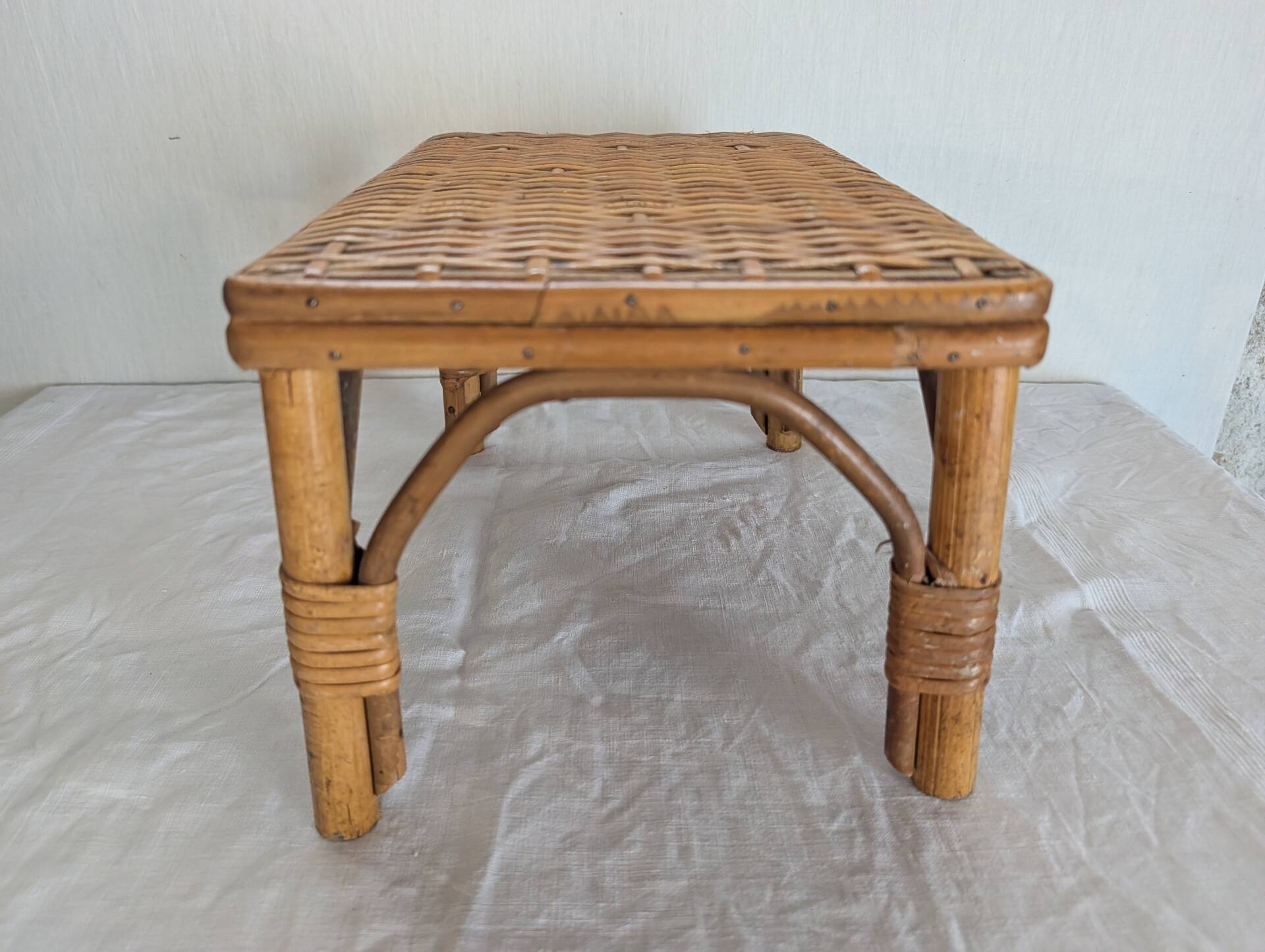 Petit banc en rotin et osier – années 1960
