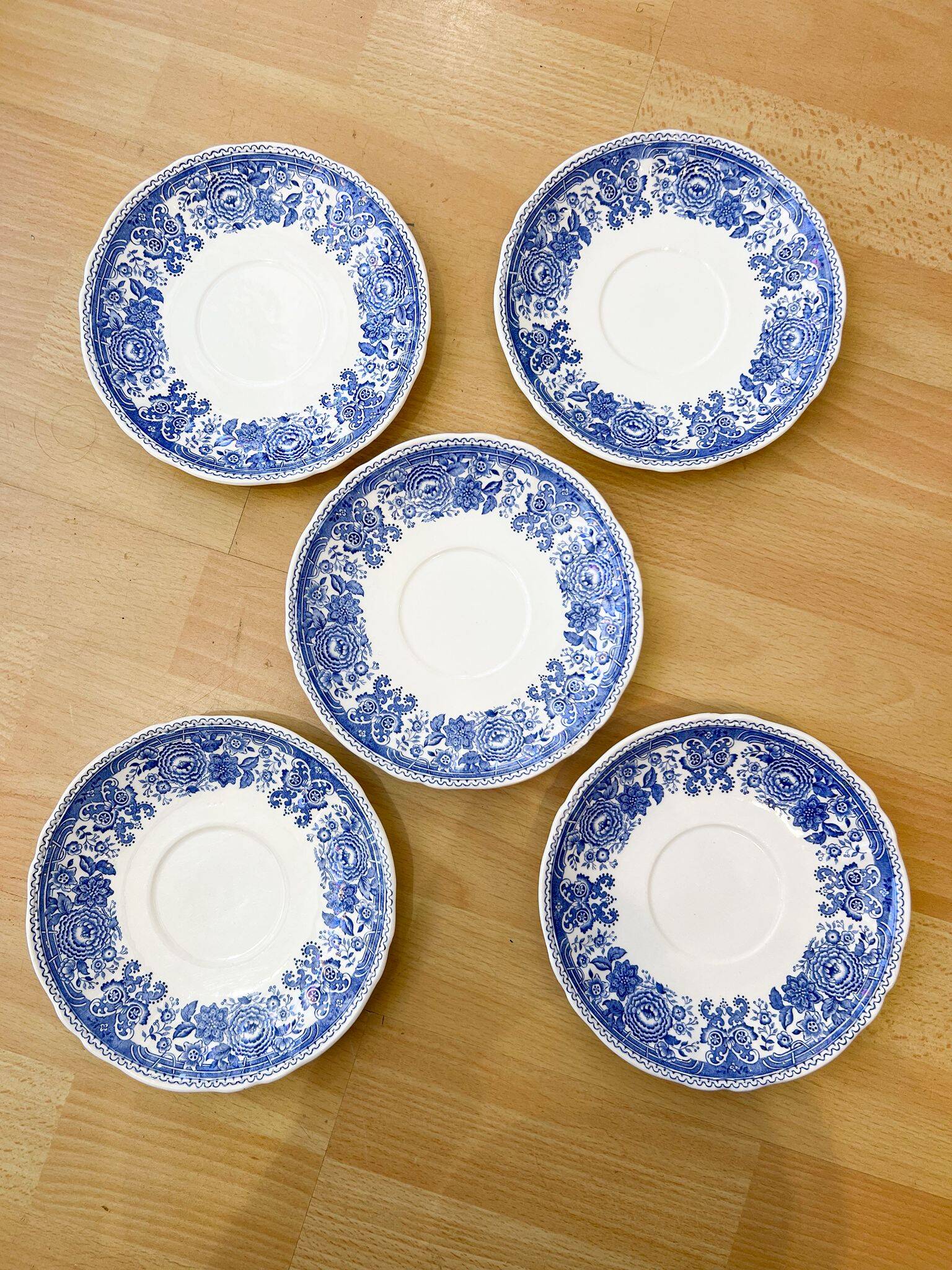 5 vintage Villeroy & Boch saucers