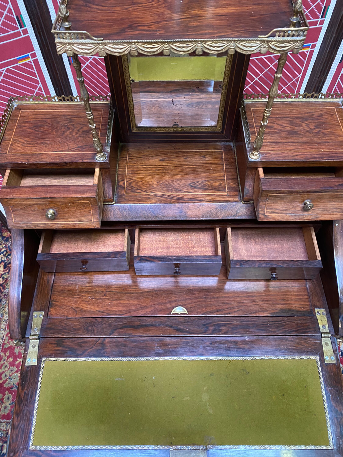 Wriitng desk laiding Louis XV style with secret compartment