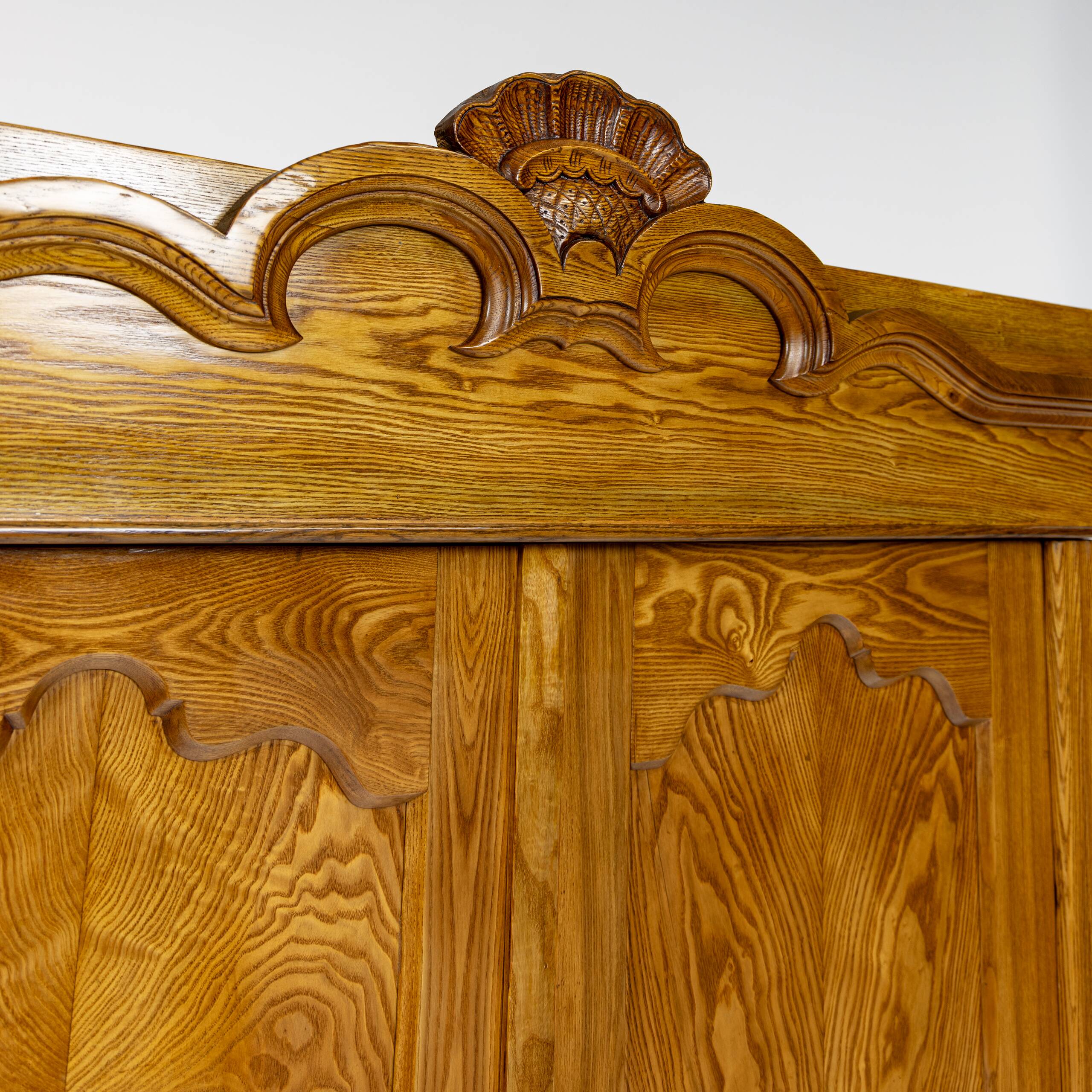 Armoire Louis-Philippe en frêne massif - 1835-1850