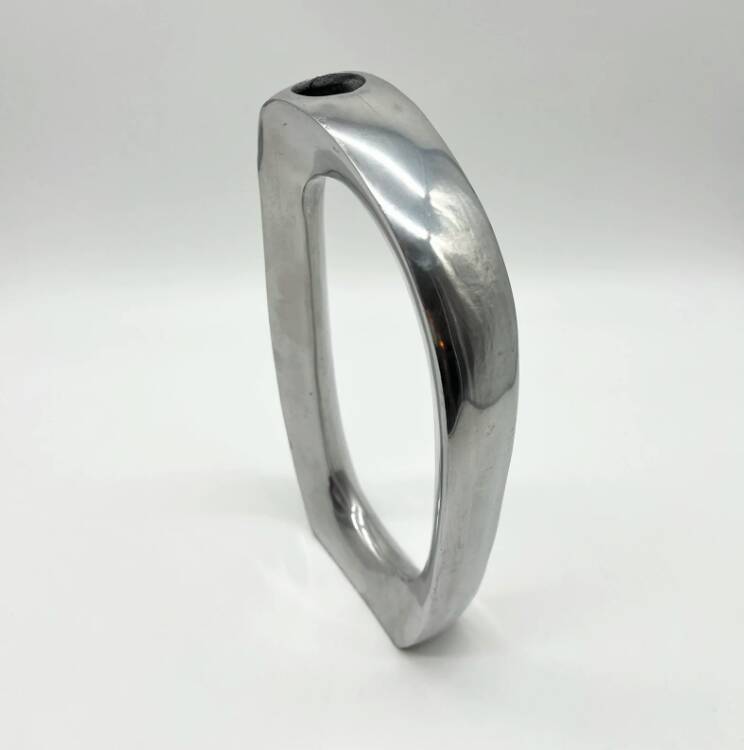 Vase sculptural en fonte d’aluminium — 1980s