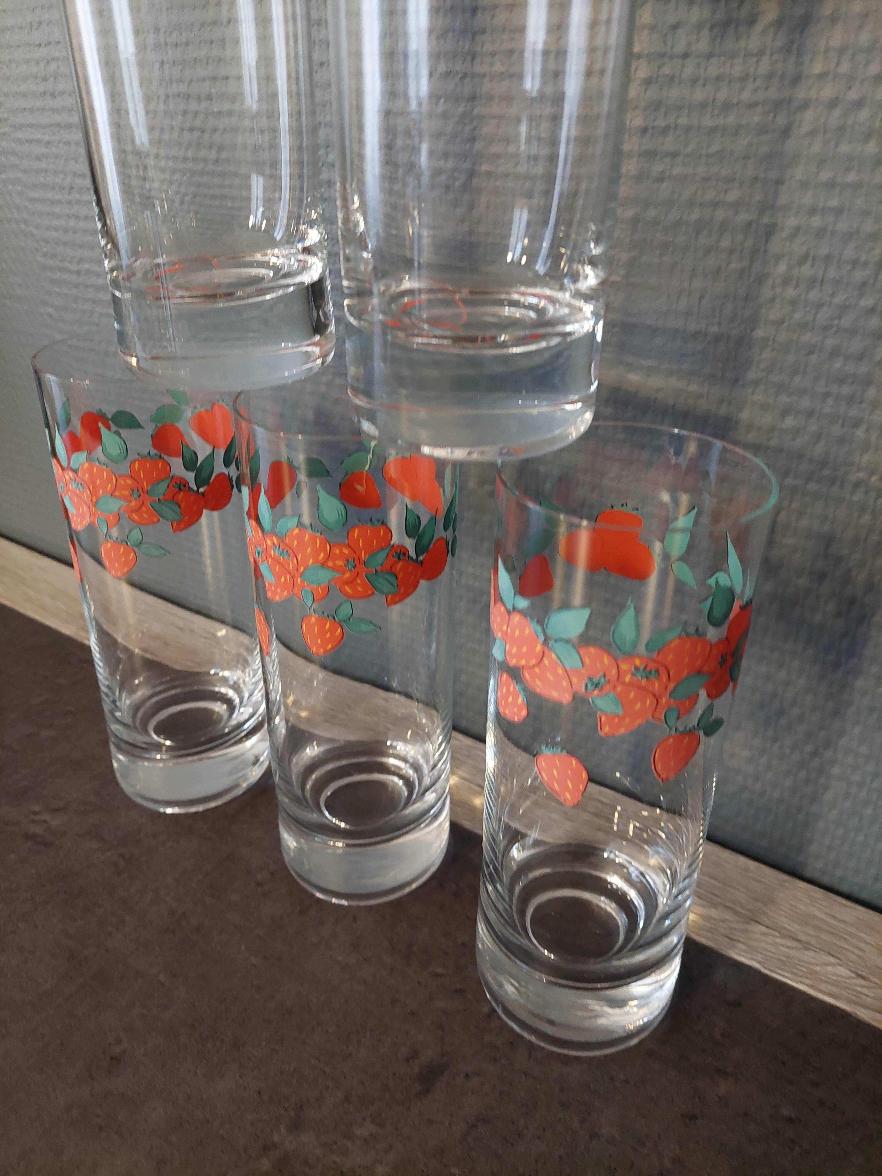Set of 6 vintage strawberry pattern glasses
