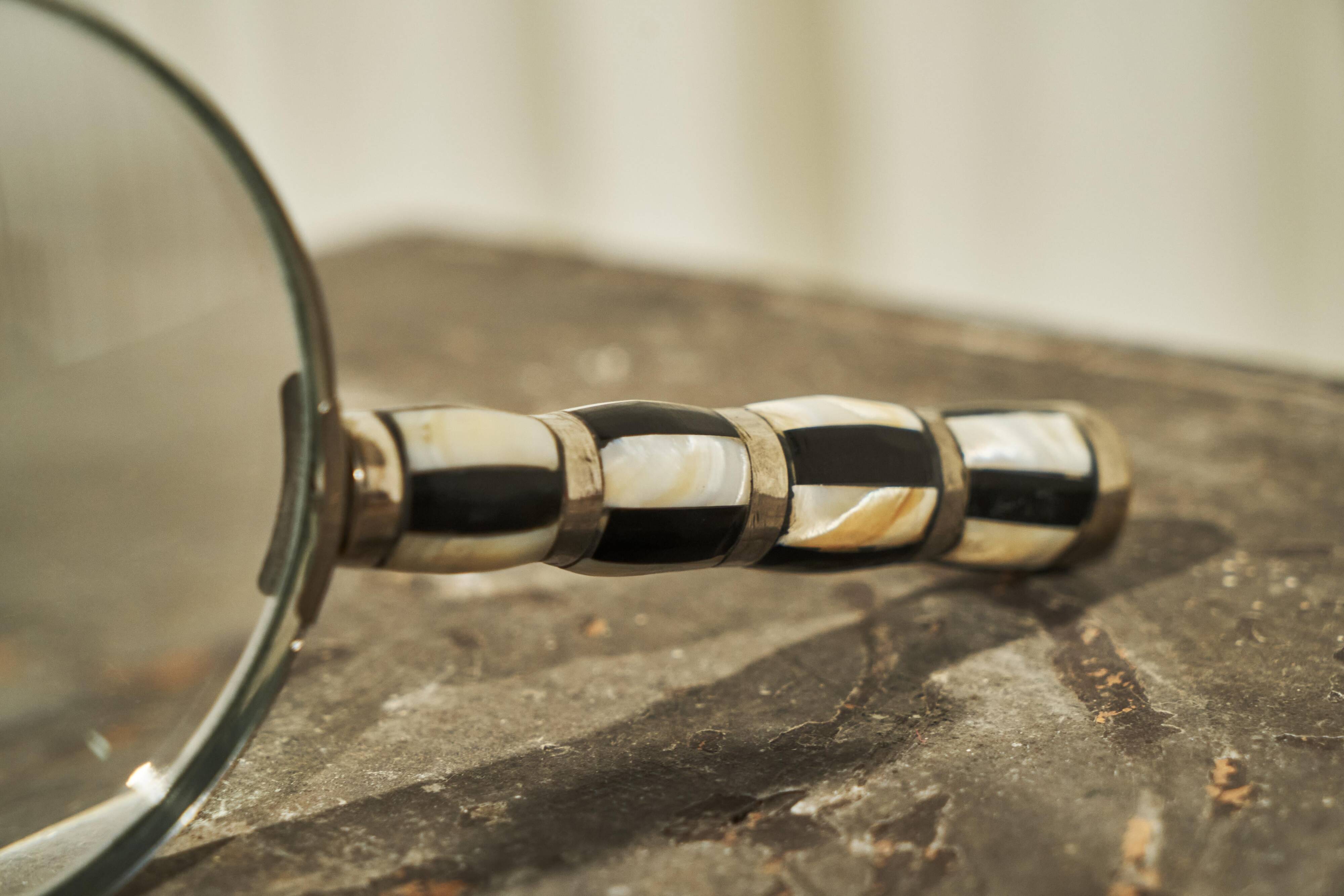 Art Deco magnifying glass in mother-of-pearl and silver, 1930.