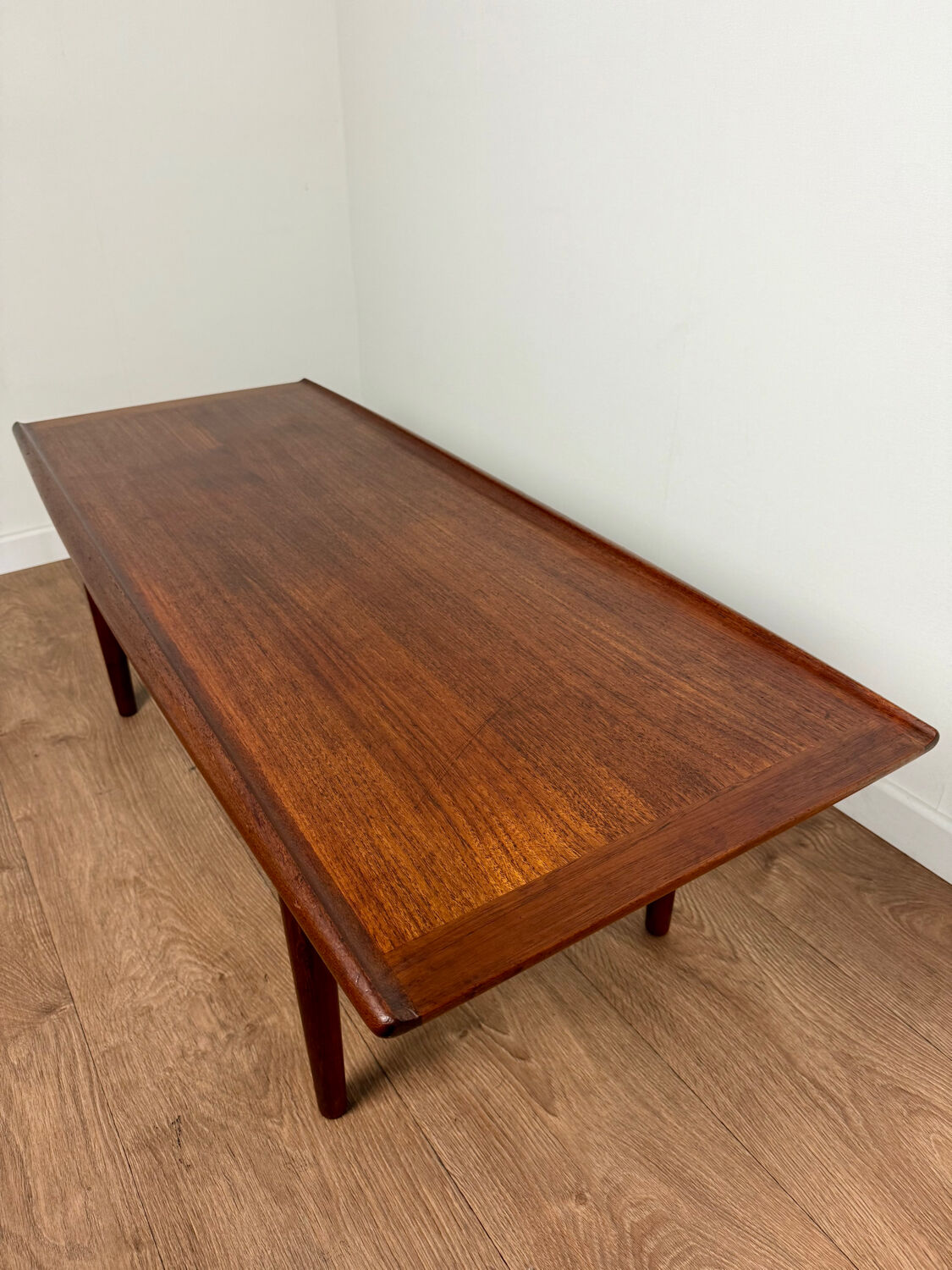 Table basse scandinave attribuée à Grete Jalk – Années 60