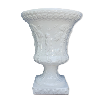 Vase médicis en faïence blanche à décor de scènes champêtres