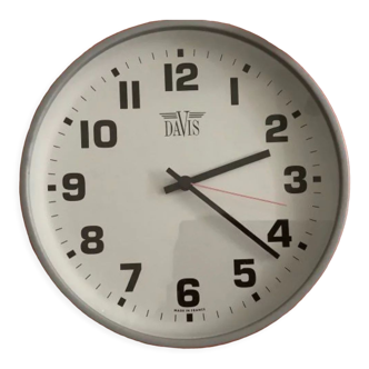 Horloge design à gros chiffres noirs, davis