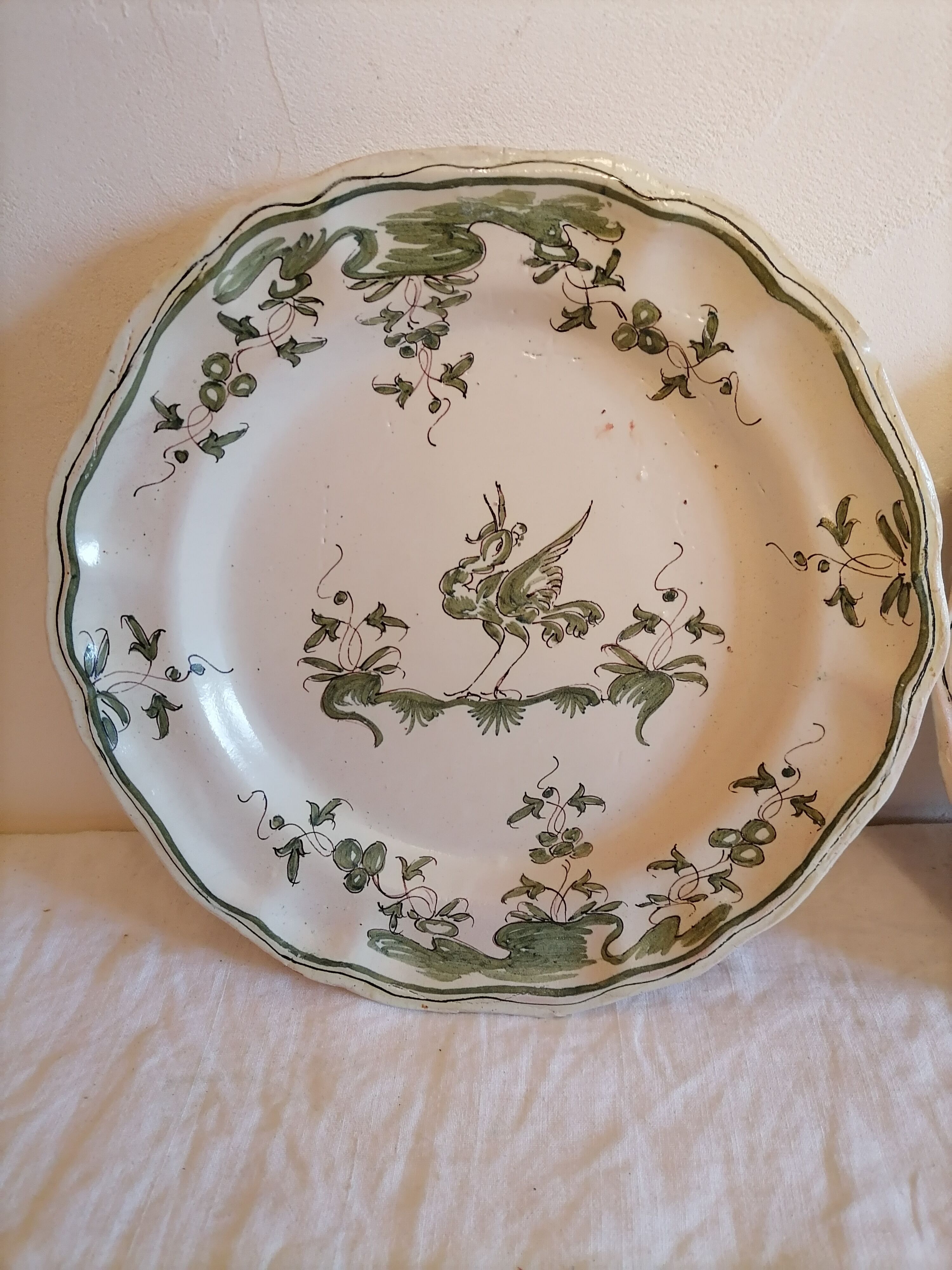 Paire d'assiettes à décors de grotesque ( moustier ).