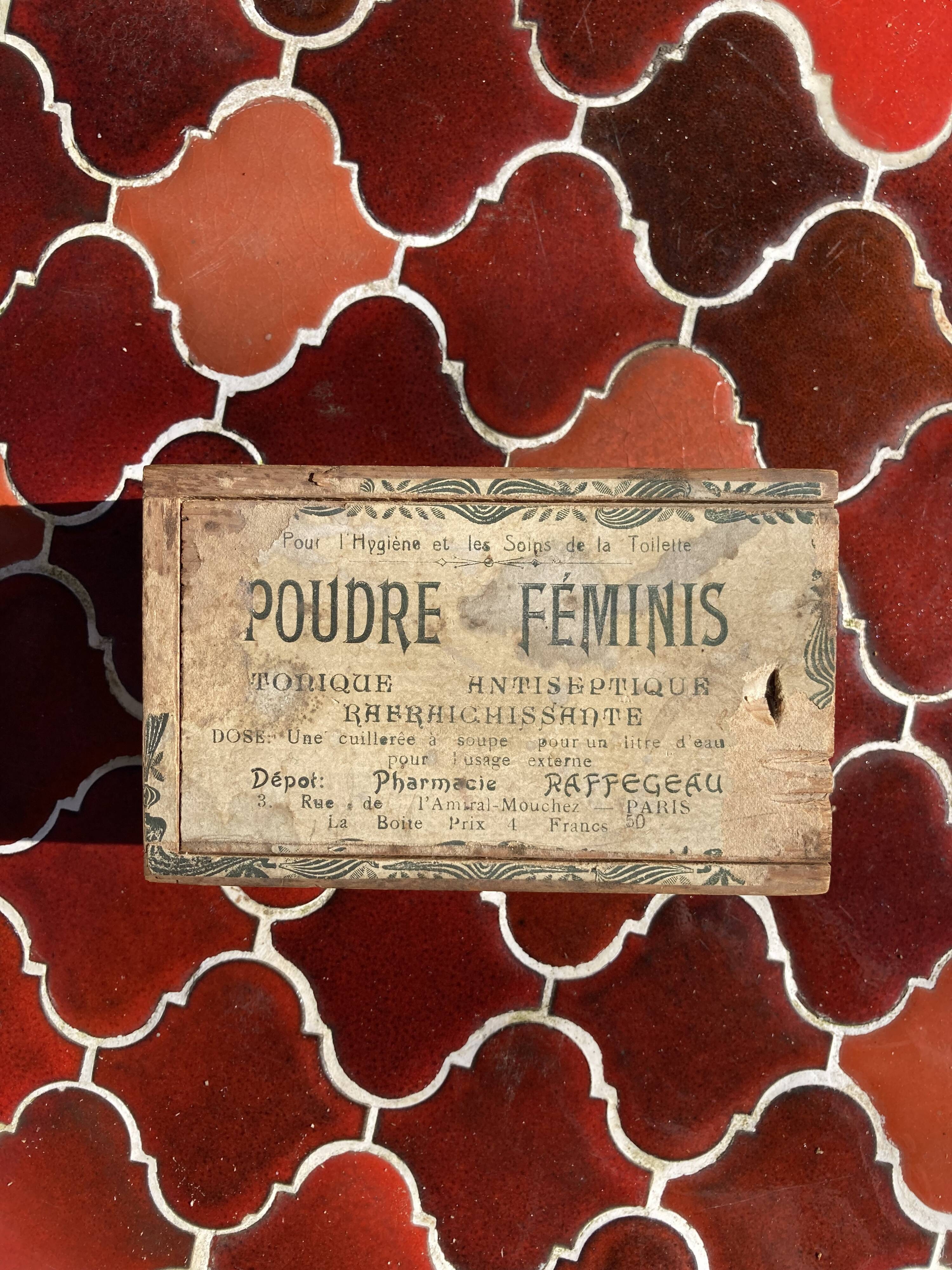 Wooden box Feminis Powder