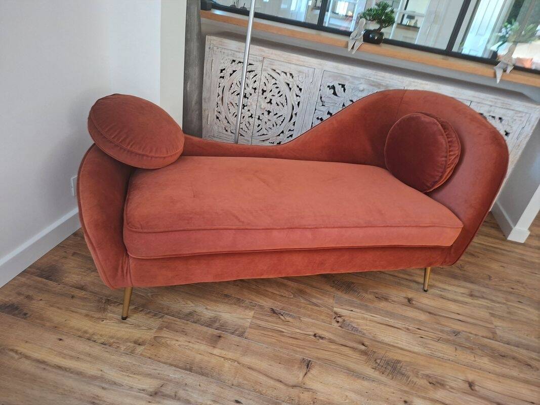 Magnificent chaise longue for a lounge or waiting room.