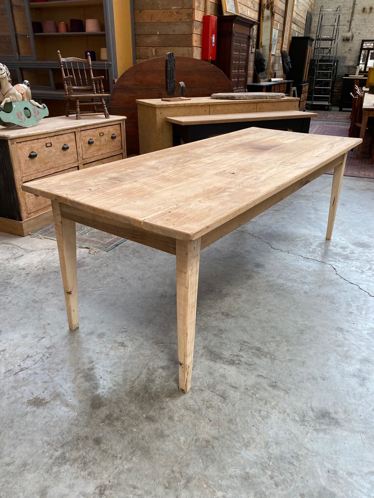 Farmhouse table spindle legs