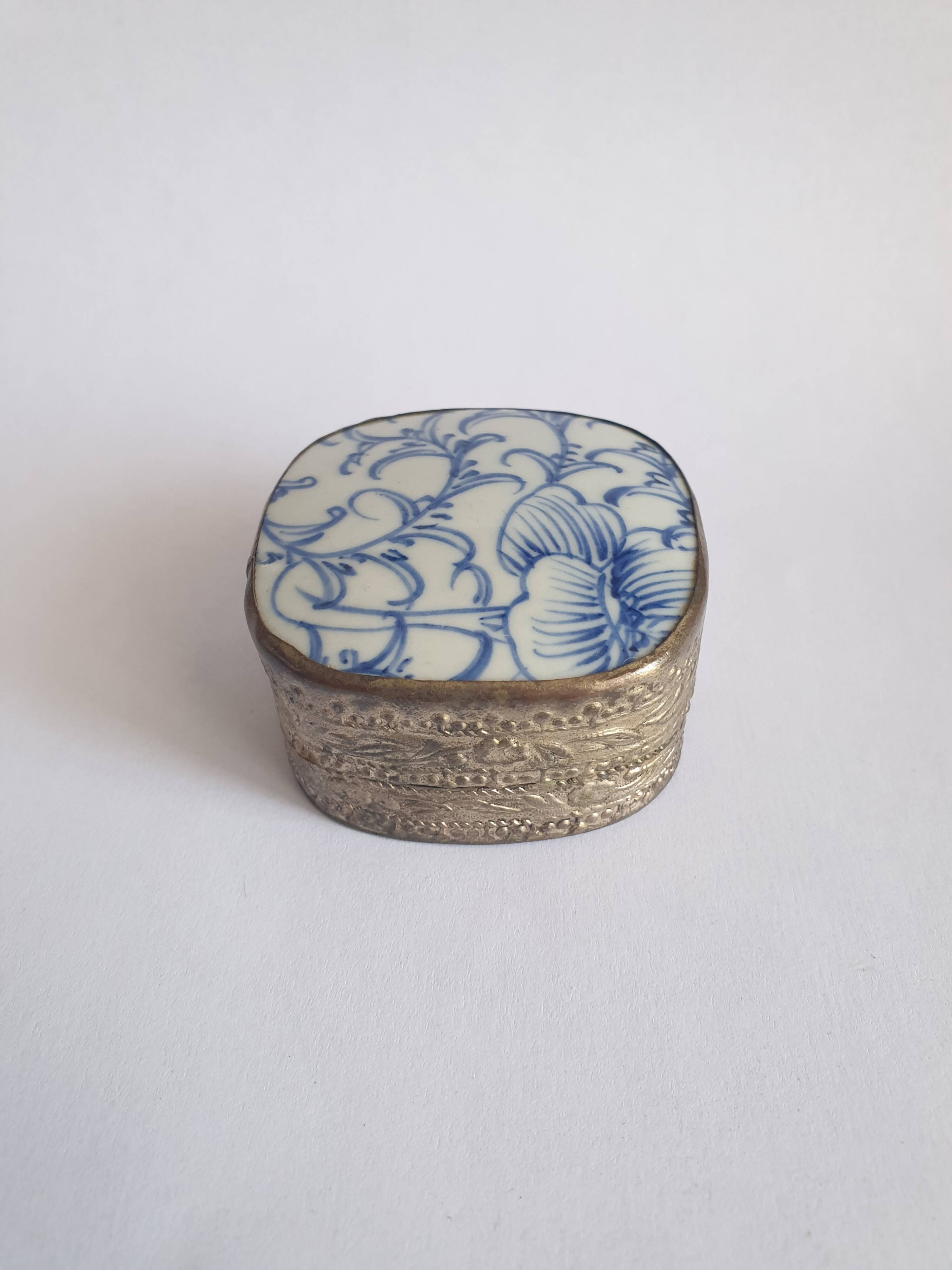 Old metal box and faience twentieth Asia China