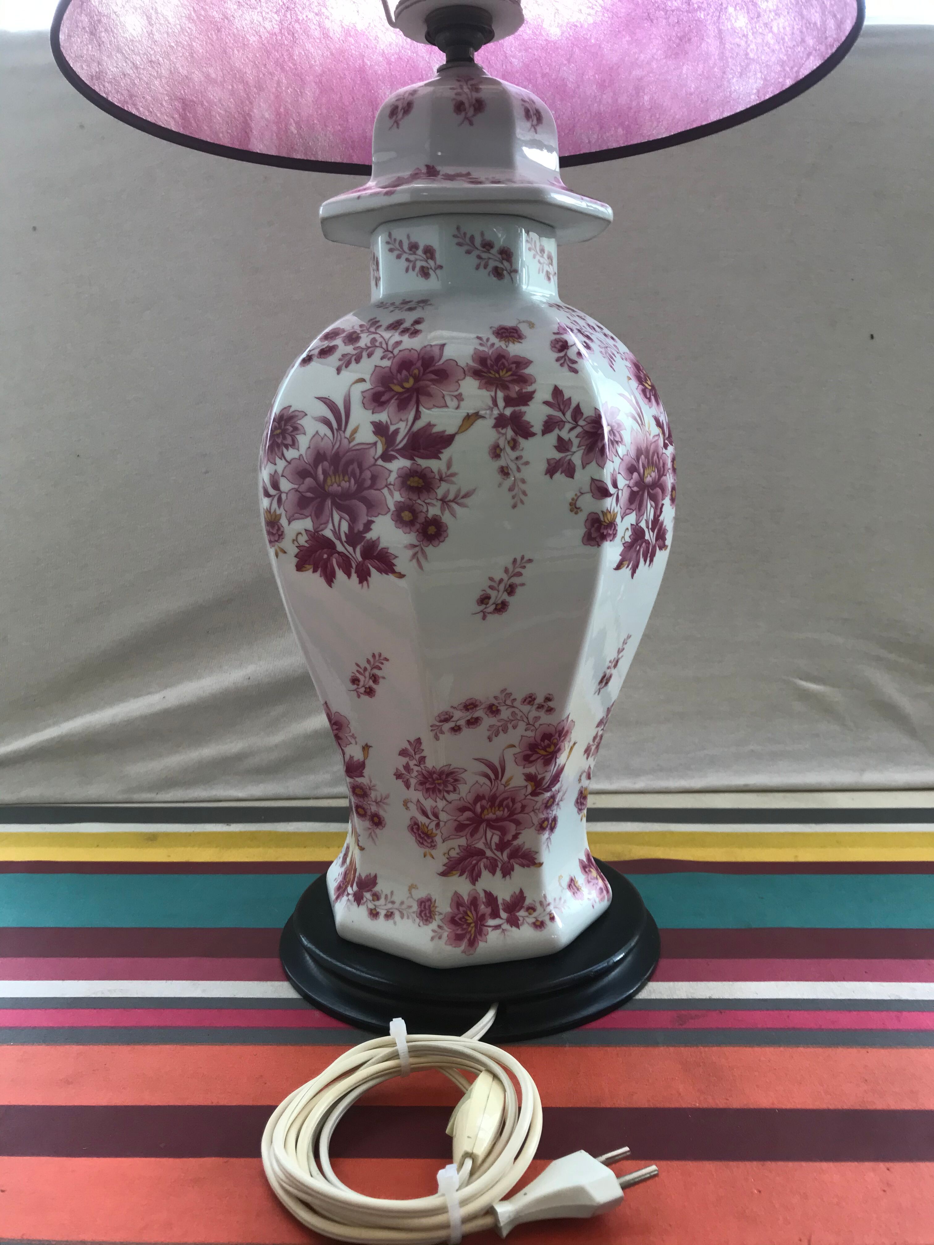 Lampe potiche porcelaine dessin fleurs avec abat-jour violet vintage