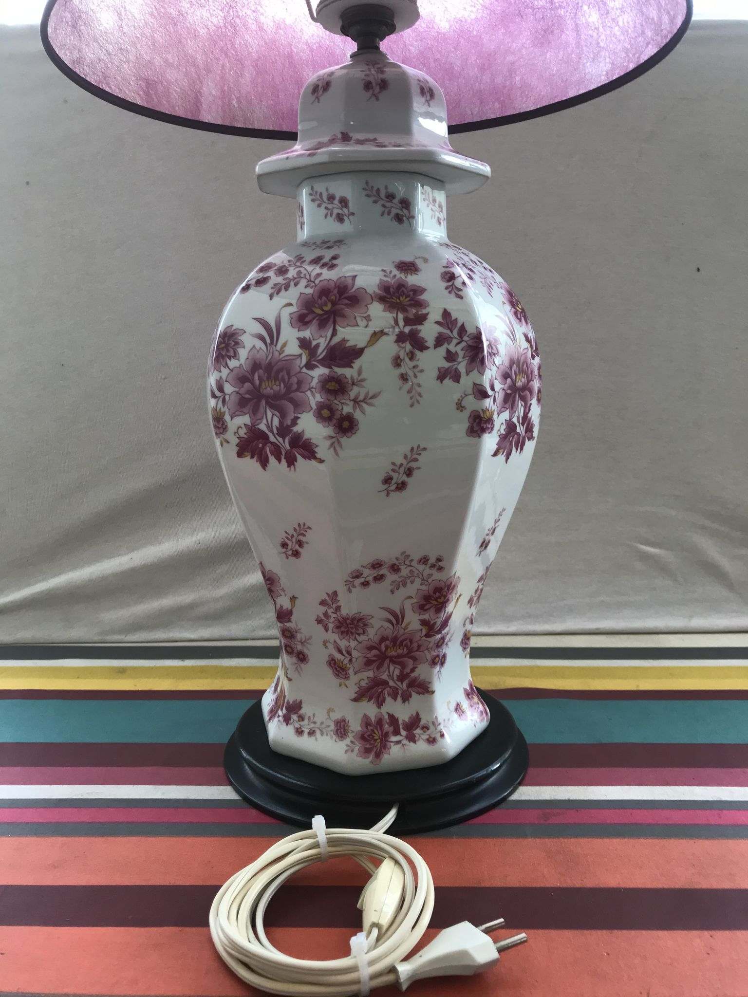 Lampe potiche porcelaine dessin fleurs avec abat-jour violet vintage