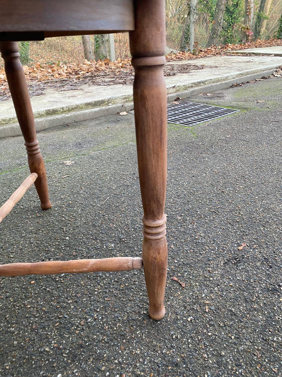 19th-century round extendable dining table with crossed legs, 115cm.