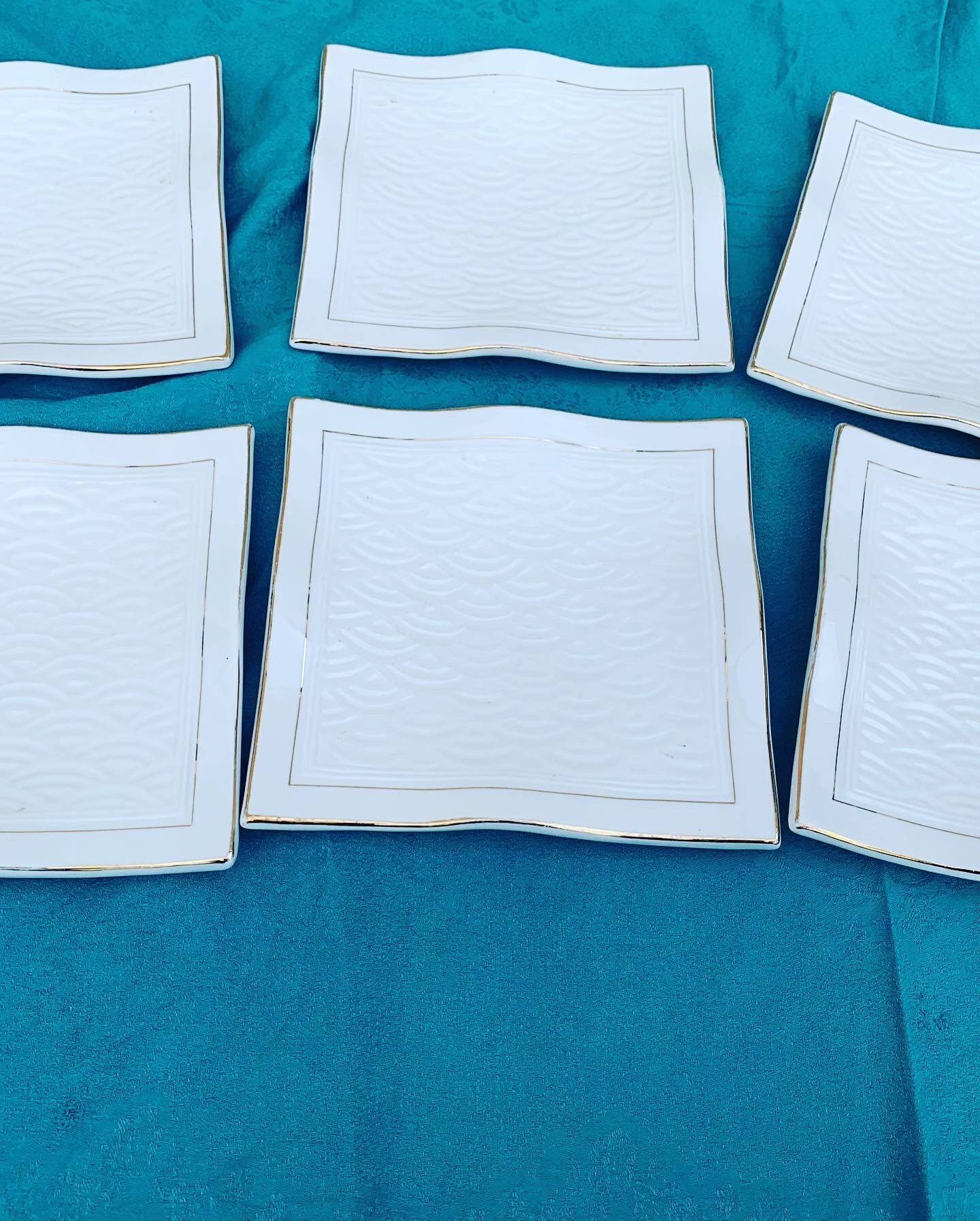 6 white glazed ceramic plates vague design and contemporary patterns