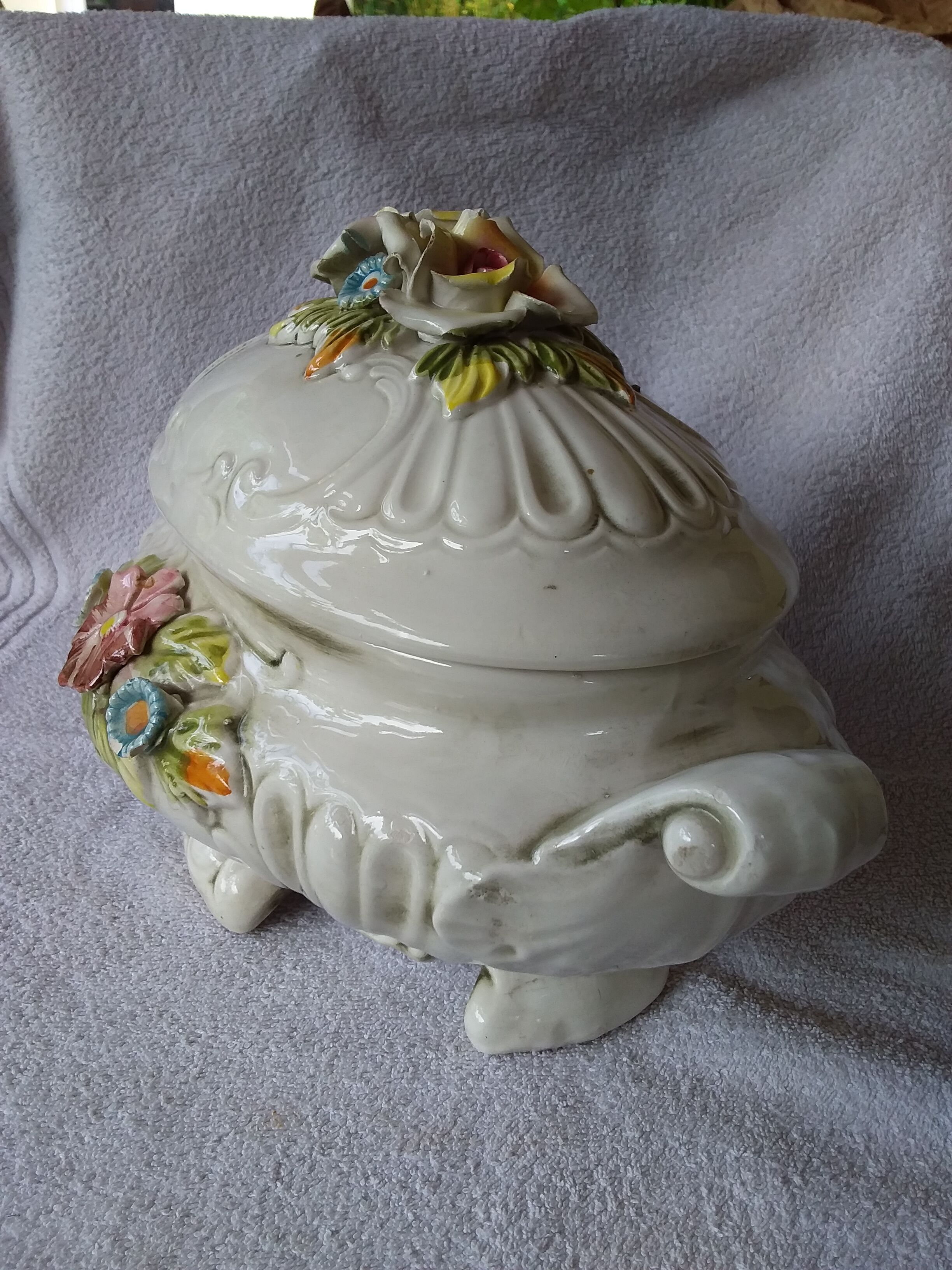 Table soup tureen