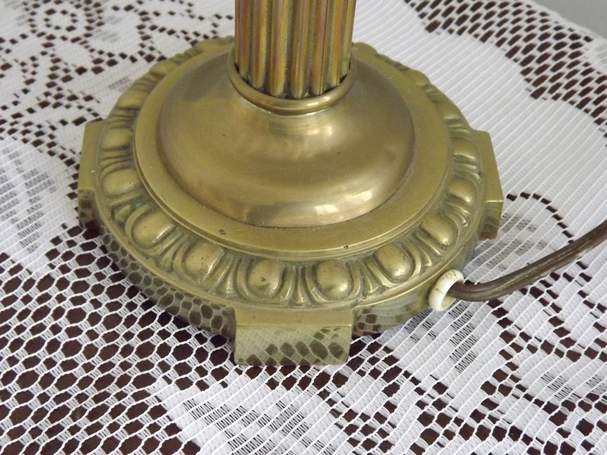 Lampe de table en laiton français vintage de style traditionnel avec base ronde.