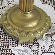 Lampe de table en laiton français vintage de style traditionnel avec base ronde.