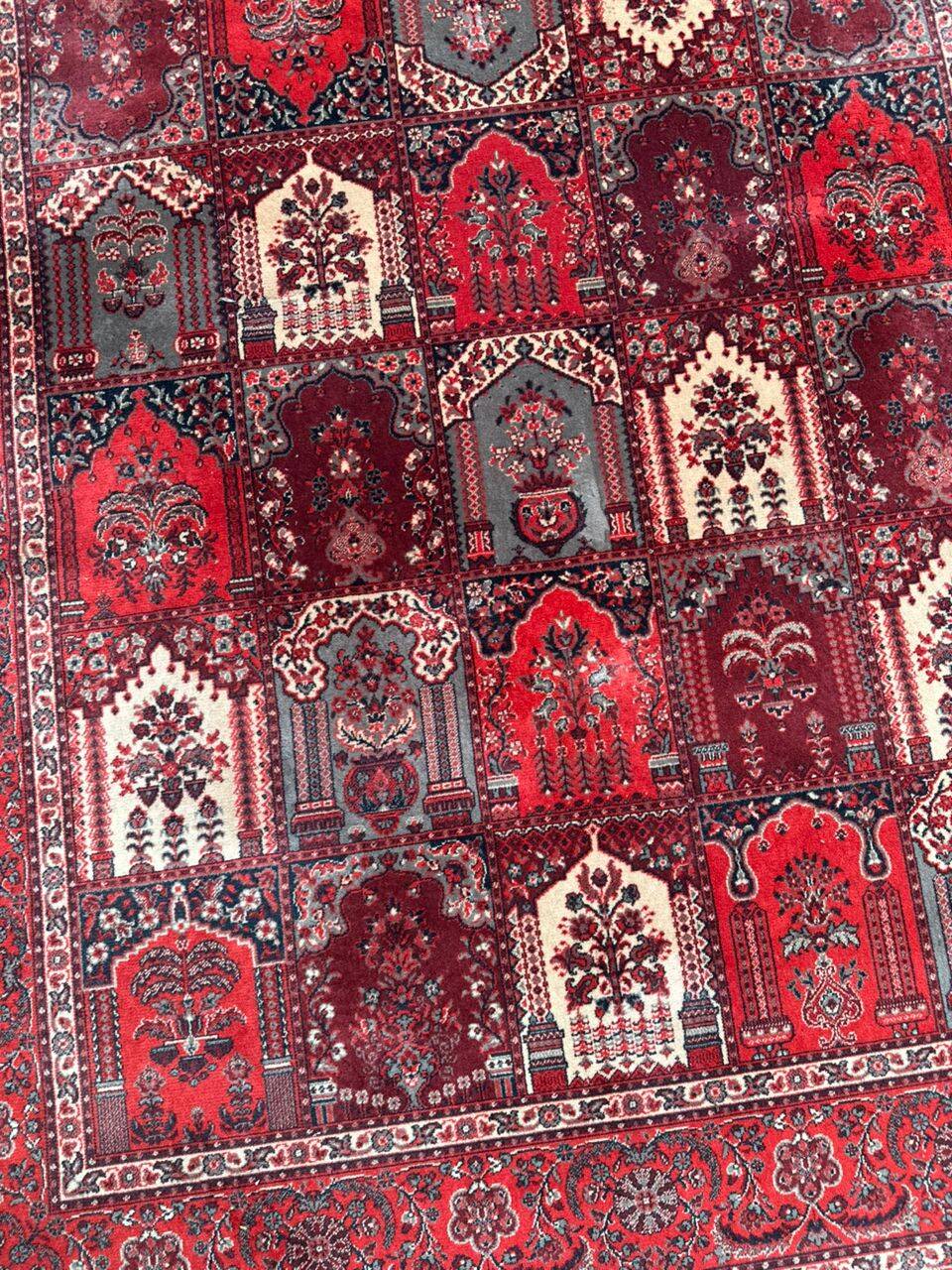 Bordeaux Bakhtiari Persian rug in industrial wool 200x300cm