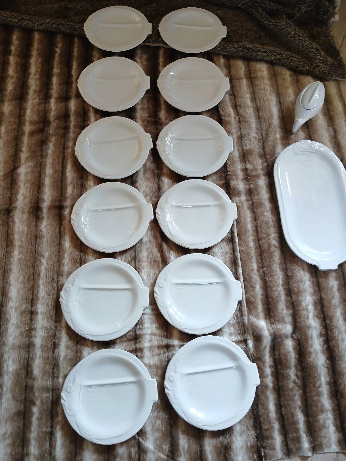12 flat plates in earthenware/fish