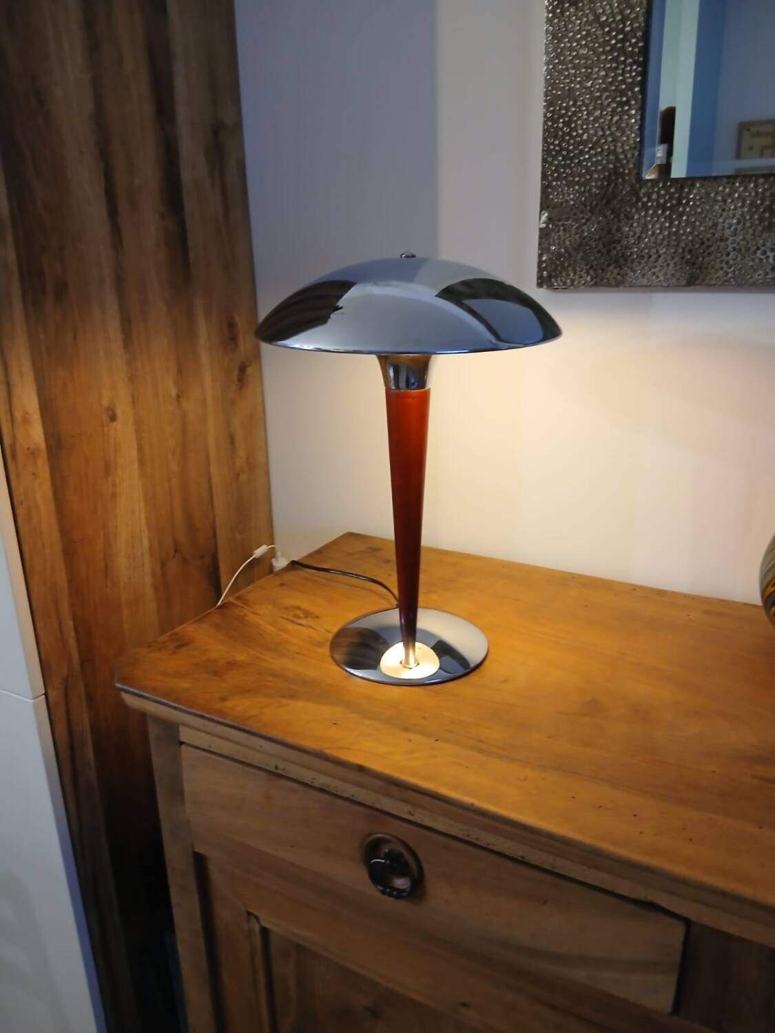 Mushroom lamp called "liner"