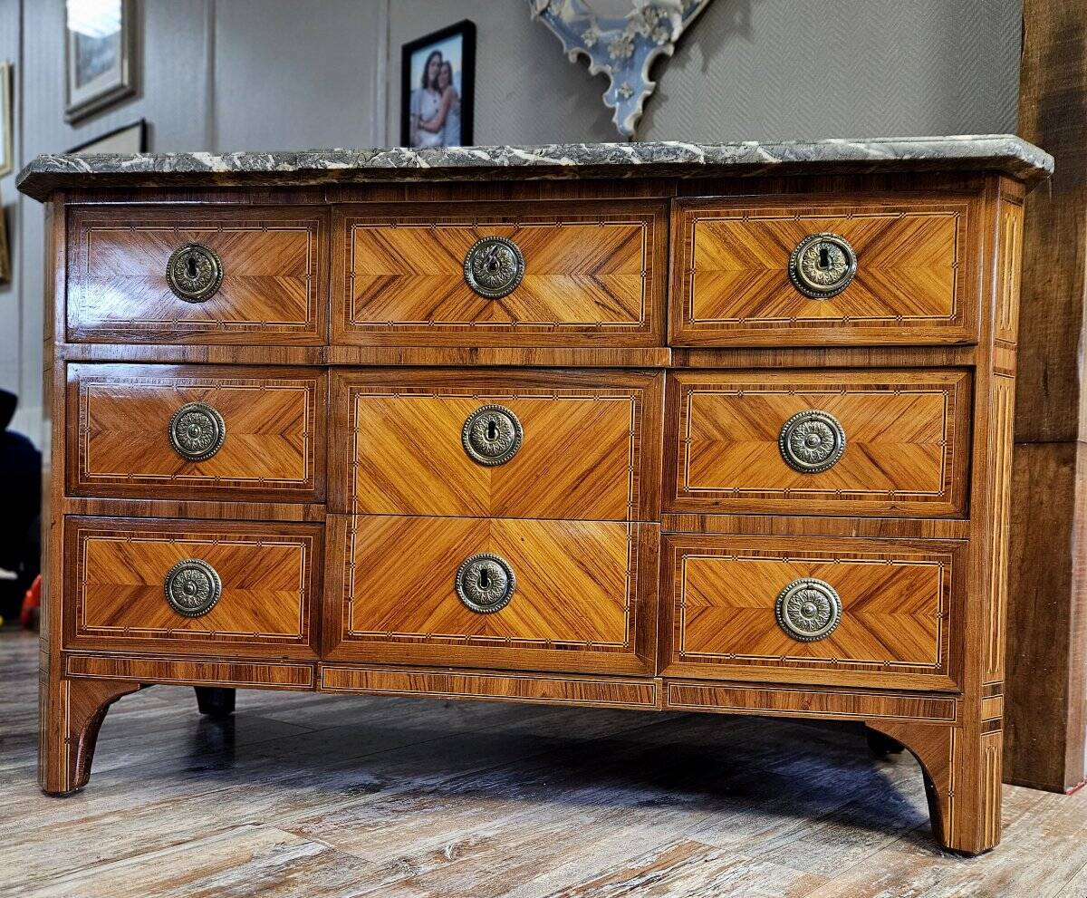 Commode epoque Louis XVI en marqueterie de bois précieux